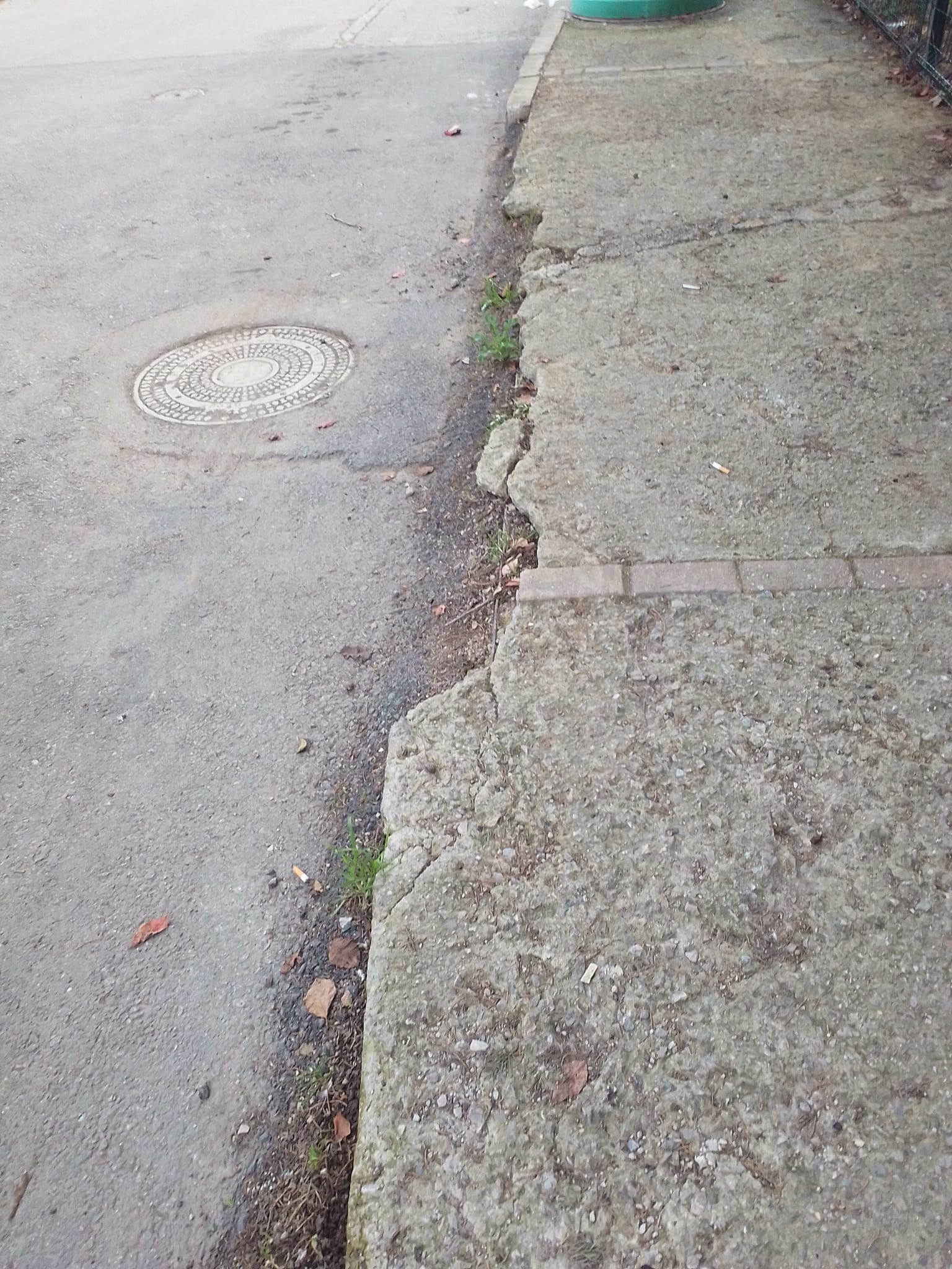 Yuvam Turgut Konutlarında Kaldırım Çökmesi Vatandaşı İsyan Ettirdi 3