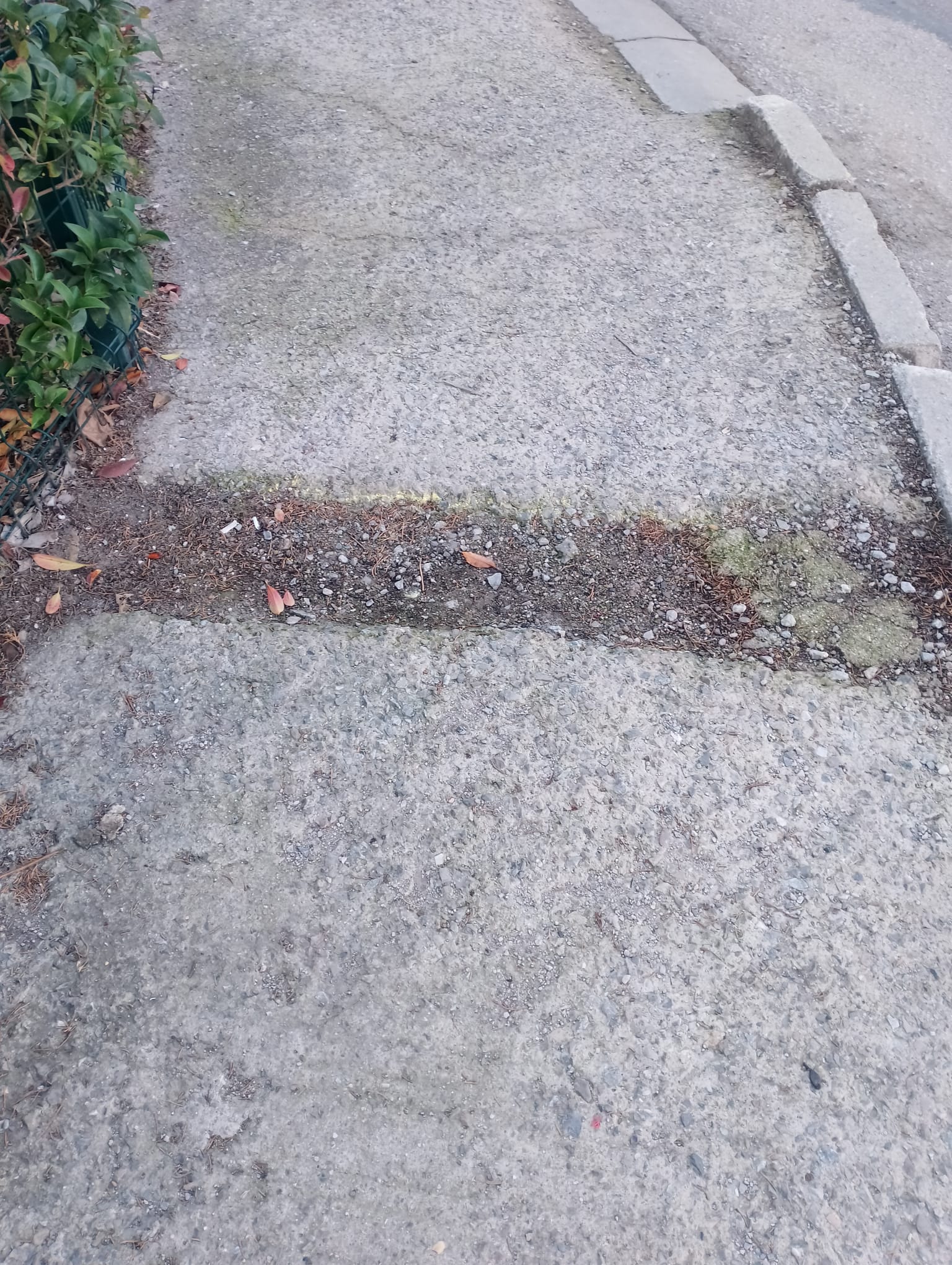 Yuvam Turgut Konutlarında Kaldırım Çökmesi Vatandaşı İsyan Ettirdi 6