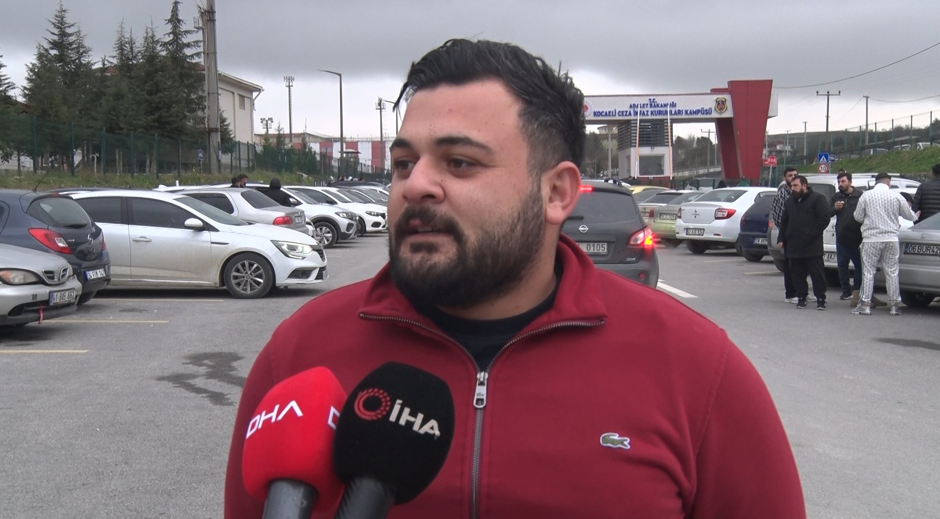 11. Yargı Paketi'nin Yasalaşmasıyla Kocaeli'de Cezaevlerinden Tahliyeler Başladı. Mahkûm Yakınları Kampüs Önünde Heyecanla Bekliyor (3)