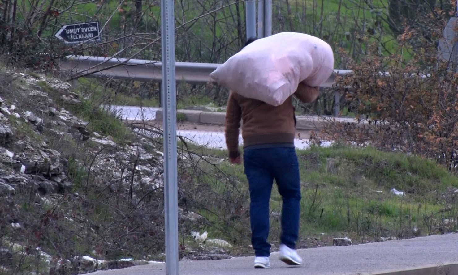 11. Yargı Paketi'nin Yasalaşmasıyla Kocaeli'de Cezaevlerinden Tahliyeler Başladı. Mahkûm Yakınları Kampüs Önünde Heyecanla Bekliyor (5)