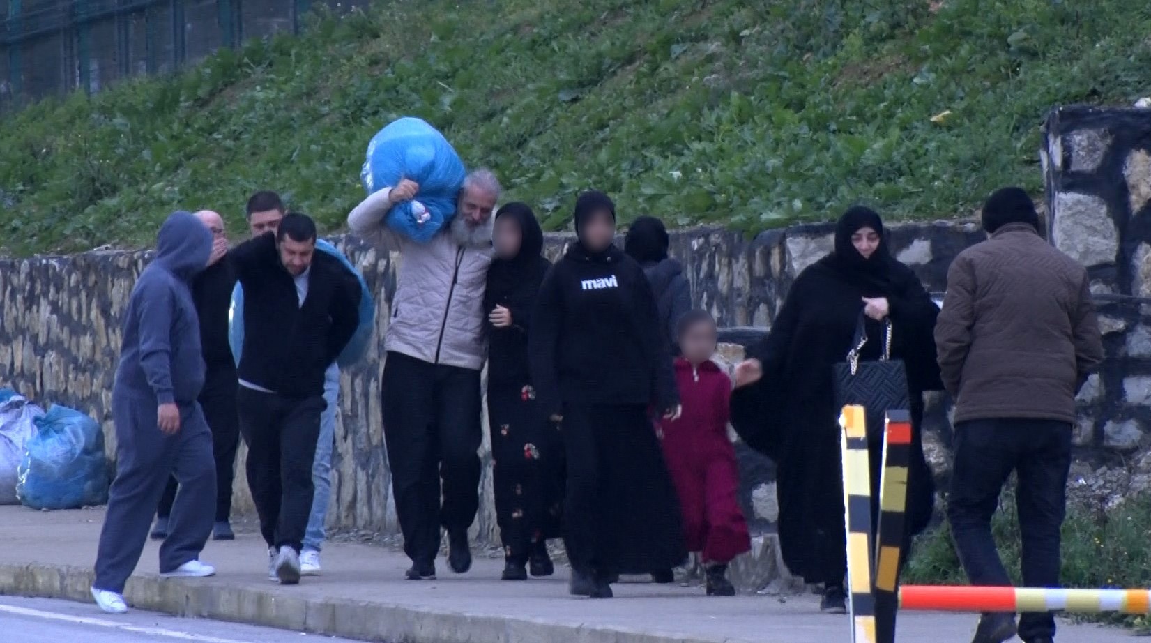 11. Yargı Paketi'nin Yasalaşmasıyla Kocaeli'de Cezaevlerinden Tahliyeler Başladı. Mahkûm Yakınları Kampüs Önünde Heyecanla Bekliyor.