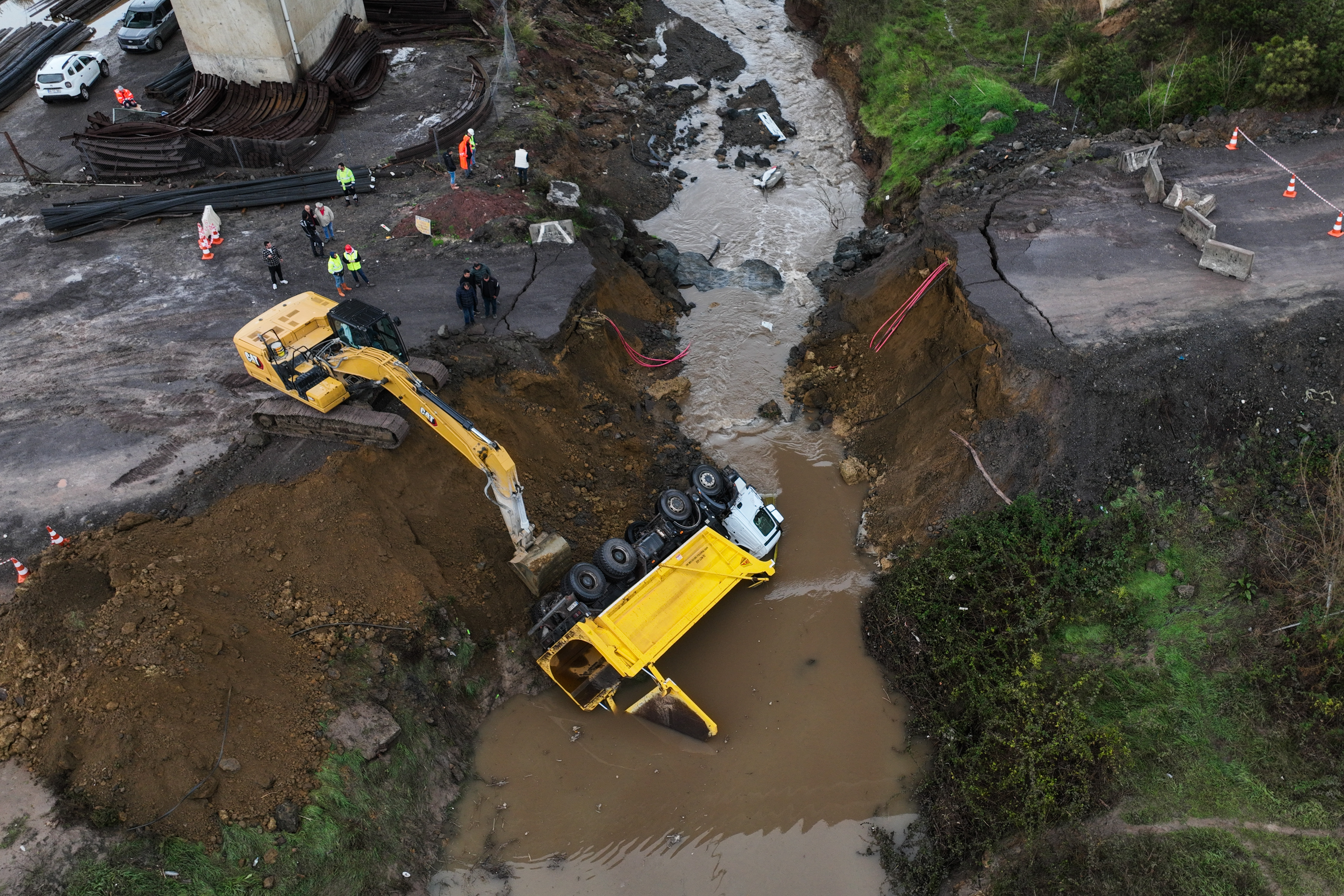 A A 20251207 39913971 39913969 S A R I Y E R D E Y O L U N C O K M E S I S O N U C U P I K A P I L E K A M Y O N E T D E R E Y E D U S T U