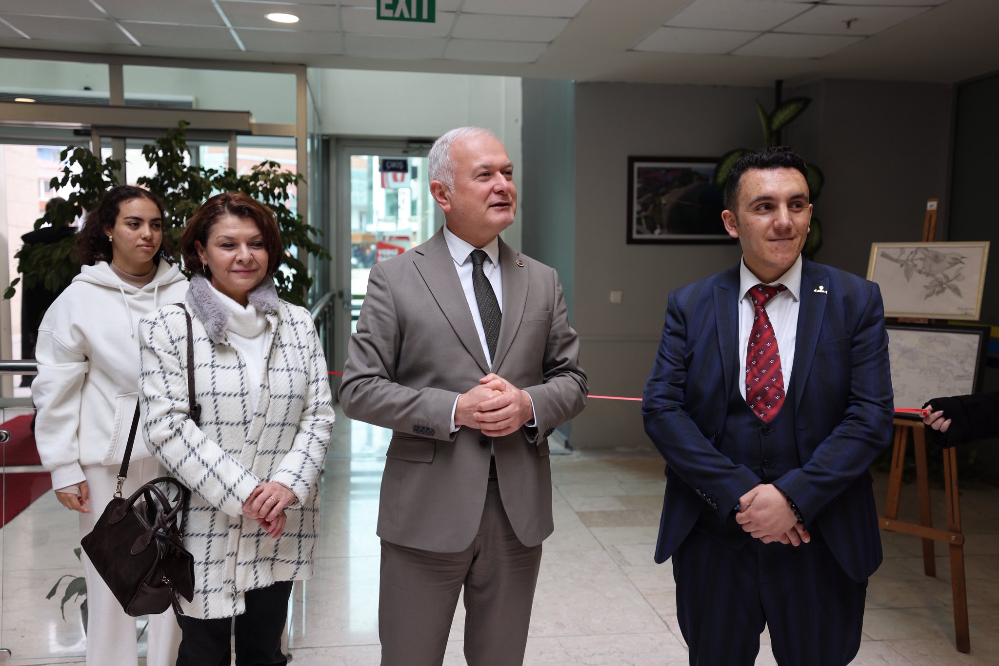 Akan Ural’in Resi̇m Sergi̇si̇ Beledi̇ye Hi̇zmet Bi̇nasinda Açildi (14)