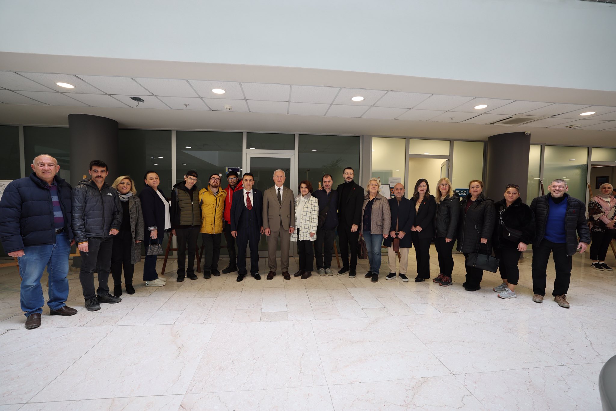 Akan Ural’in Resi̇m Sergi̇si̇ Beledi̇ye Hi̇zmet Bi̇nasinda Açildi (4)