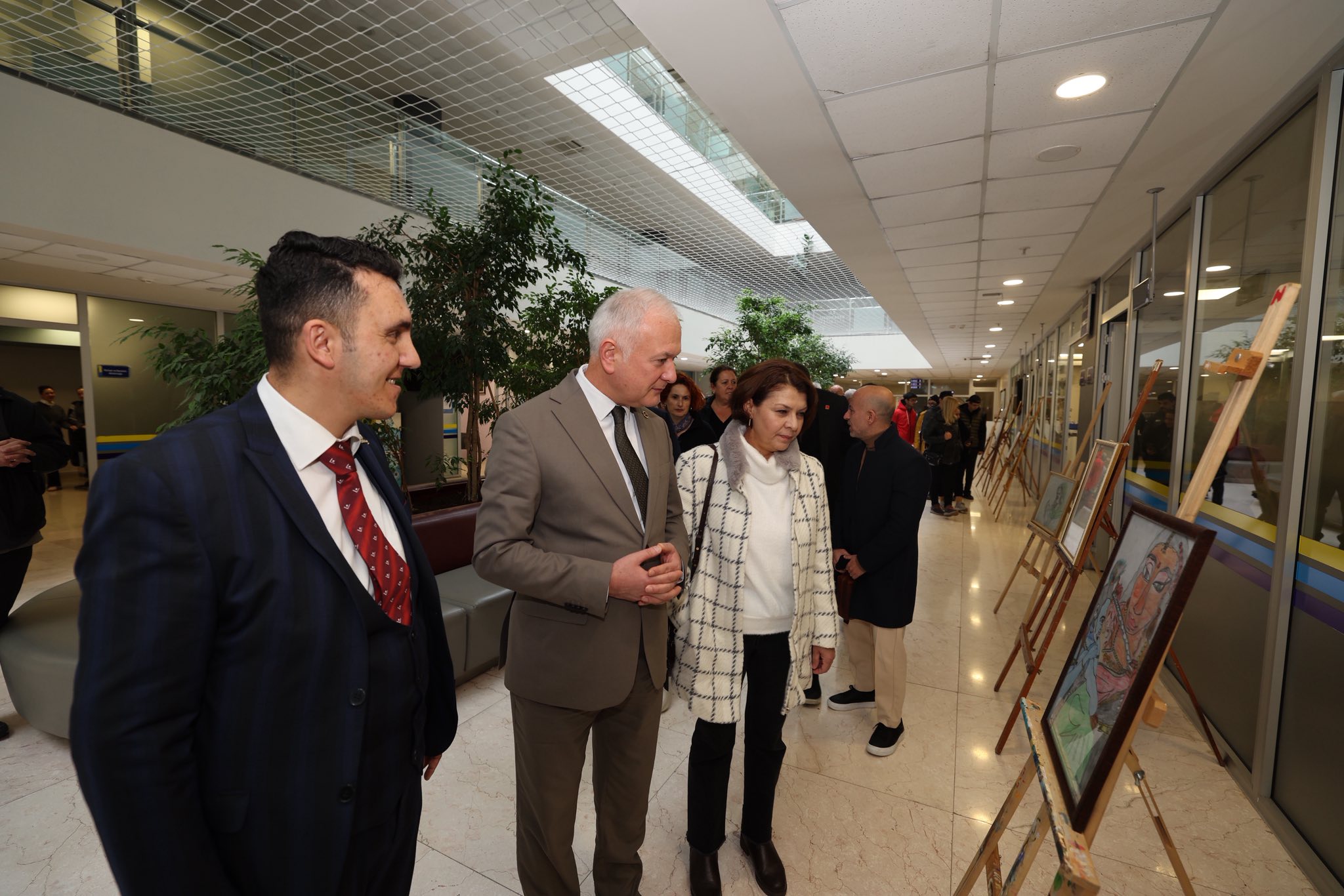 Akan Ural’in Resi̇m Sergi̇si̇ Beledi̇ye Hi̇zmet Bi̇nasinda Açildi (6)