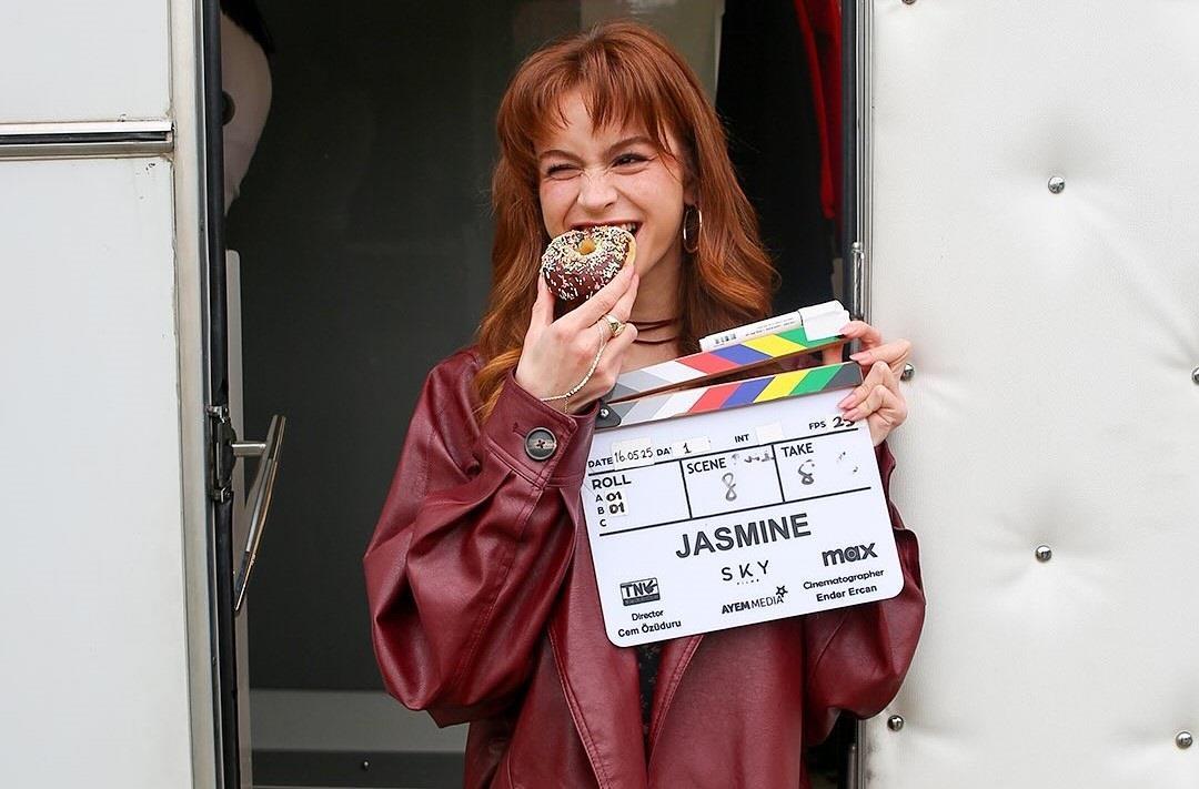 Asena Keskinci’nin Başrolünde Yer Aldığı Jasmine Dizisi, Karanlık Hikayesiyle Izleyicilerin Dikkatini Çekti. Peki Jasmine Dizisi Nerede Yayınlanıyor 1. Sezon 1. Bölüm Nasıl Izlenir İşte Detaylar… (1)-1