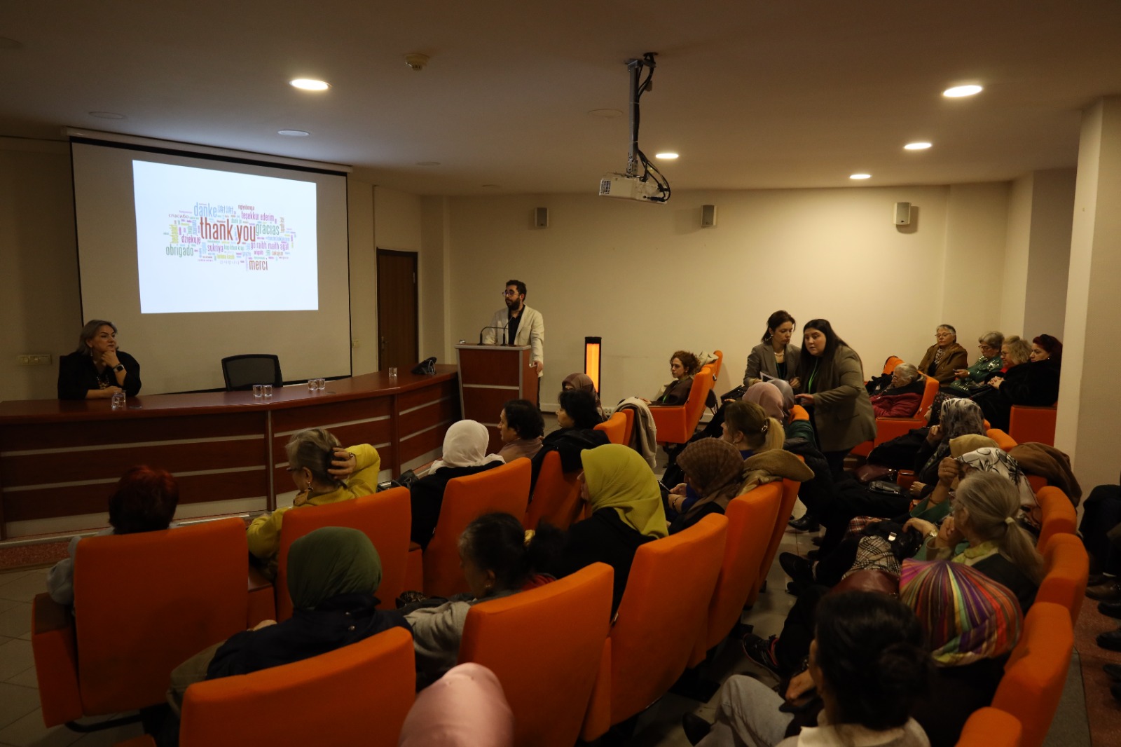 Asirlik Çinarlar Için Saglikli Yas Alma Semineri Düzenlendi (1)