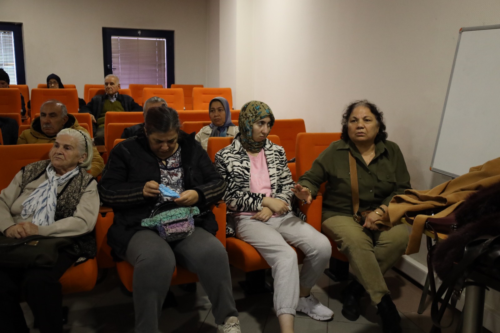 Asirlik Çinarlar Için Saglikli Yas Alma Semineri Düzenlendi (2)