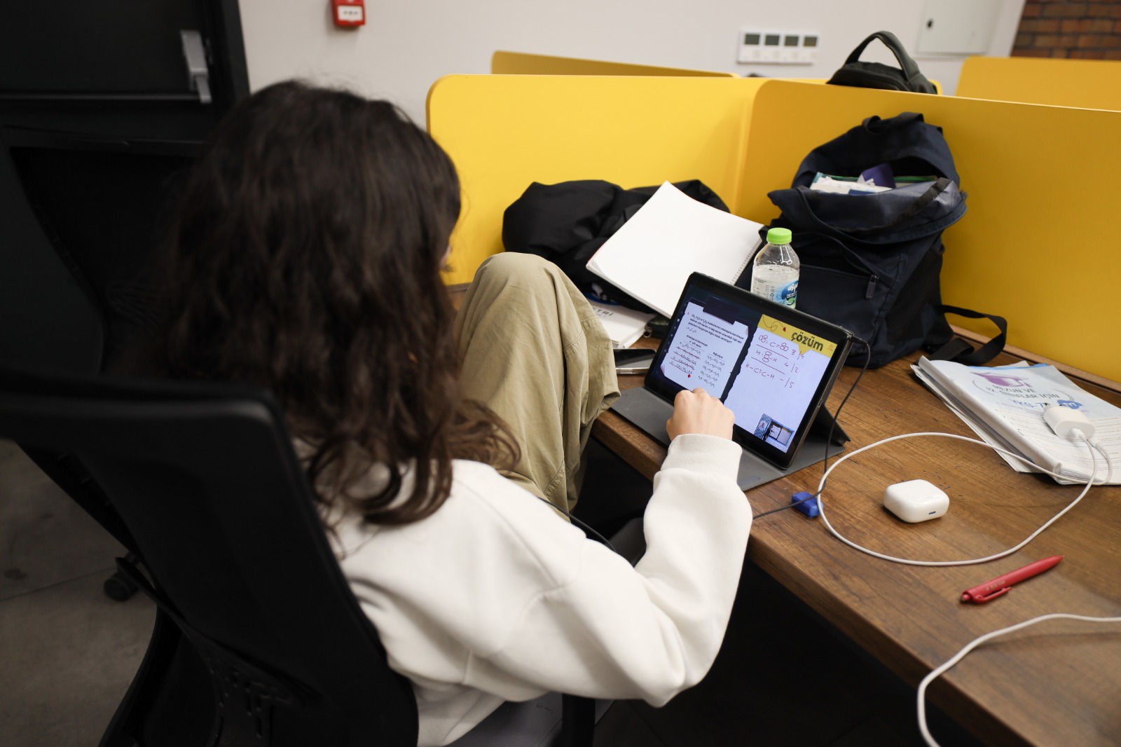 Başiskele’de Gençlere Özel Sessiz Ve Modern Kütüphane Hizmeti 3