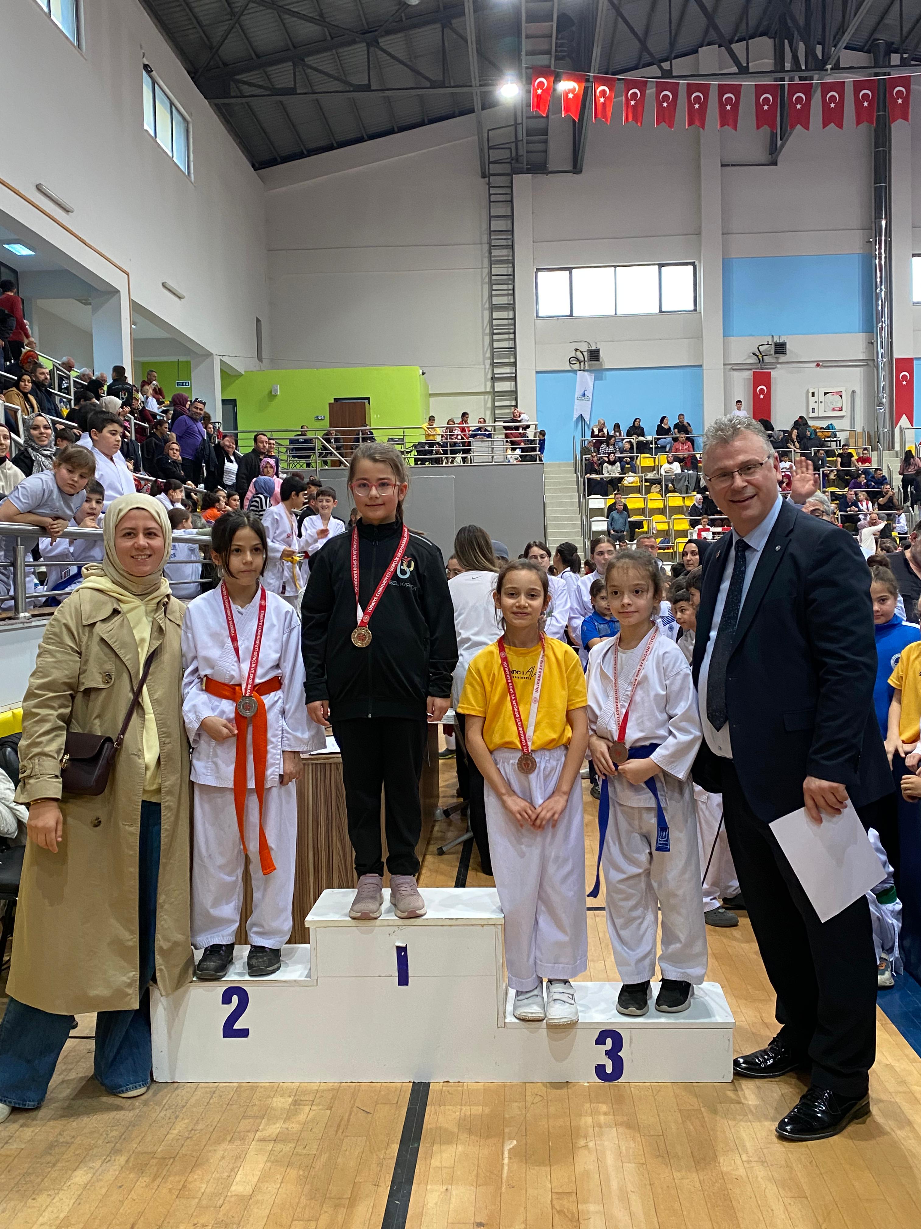 Başiskele’nin Genç Karatecilerinden Şampiyonada 12 Madalya 9