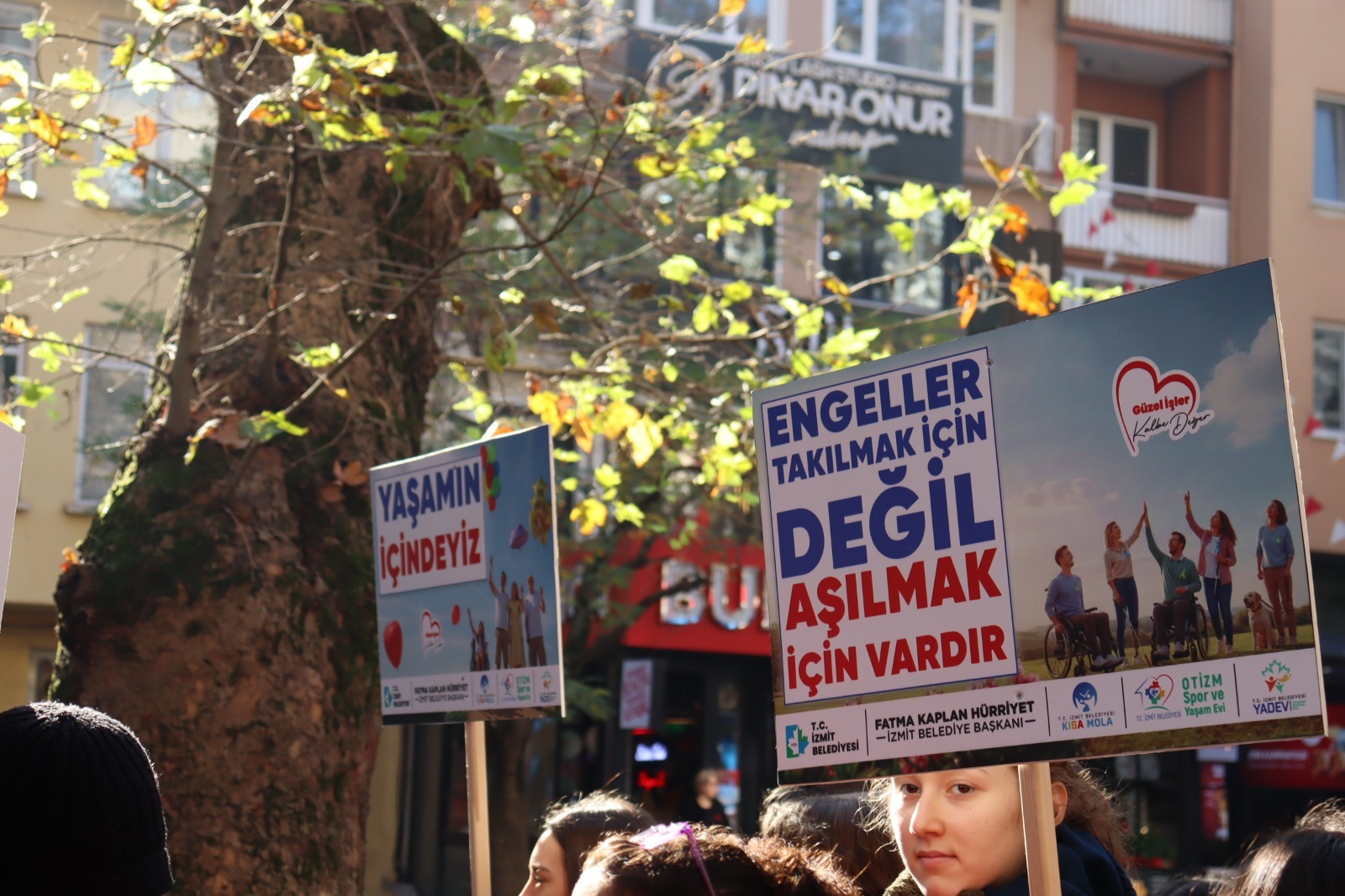 Belediye Önünden Baslayan Kortej (1)