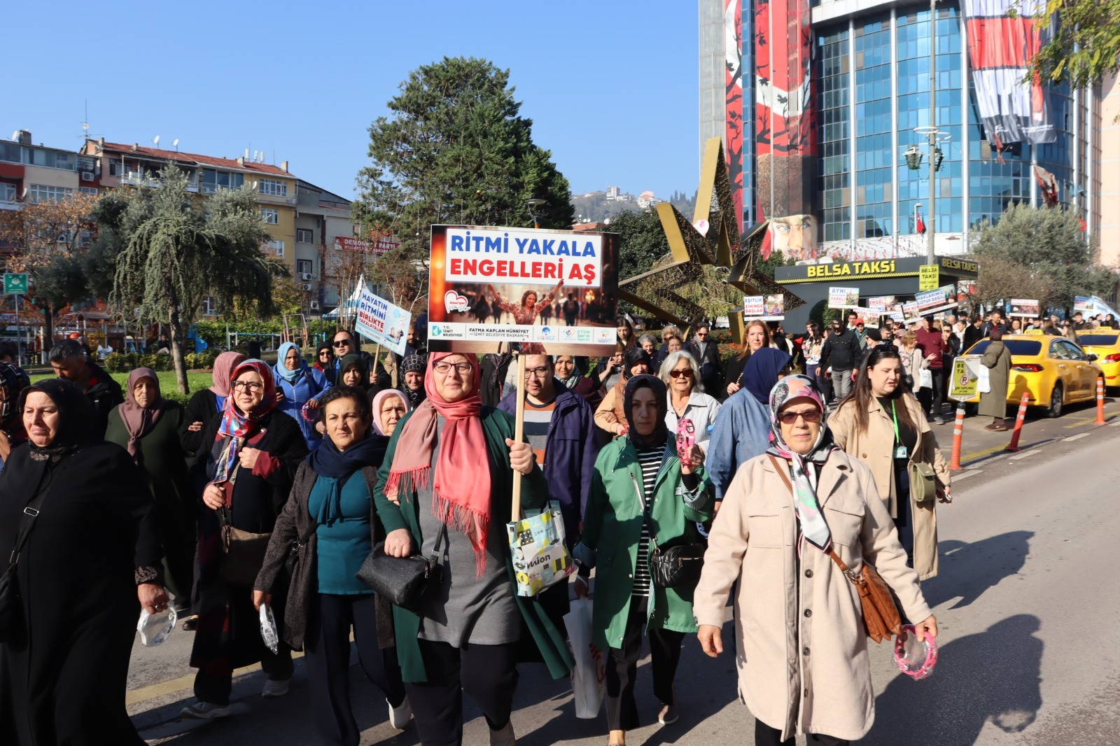 Belediye Önünden Baslayan Kortej (2)