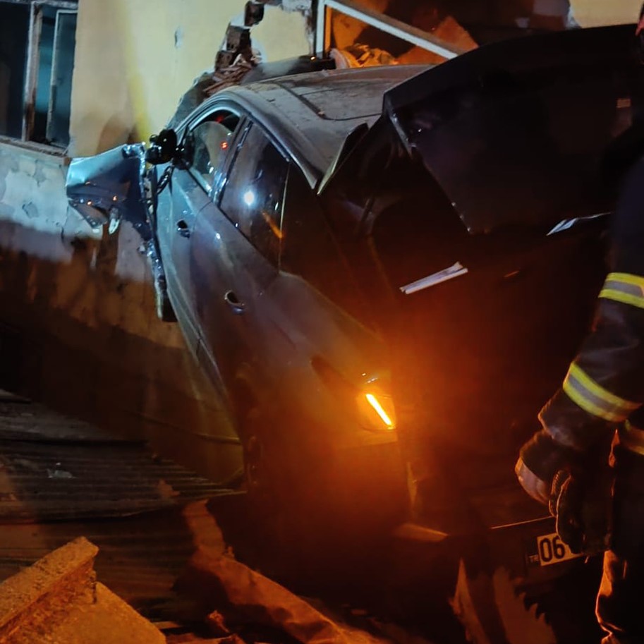 Bolu’nun Gerede Ilçesinde Kontrolden Çıkan Otomobilin Bina Duvarına Çarpması Sonucu Sürücü Yaralandı. Hastaneye Kaldırılan Sürücünün Sağlık Durumunun Iyi Olduğu Öğrenildi (4)