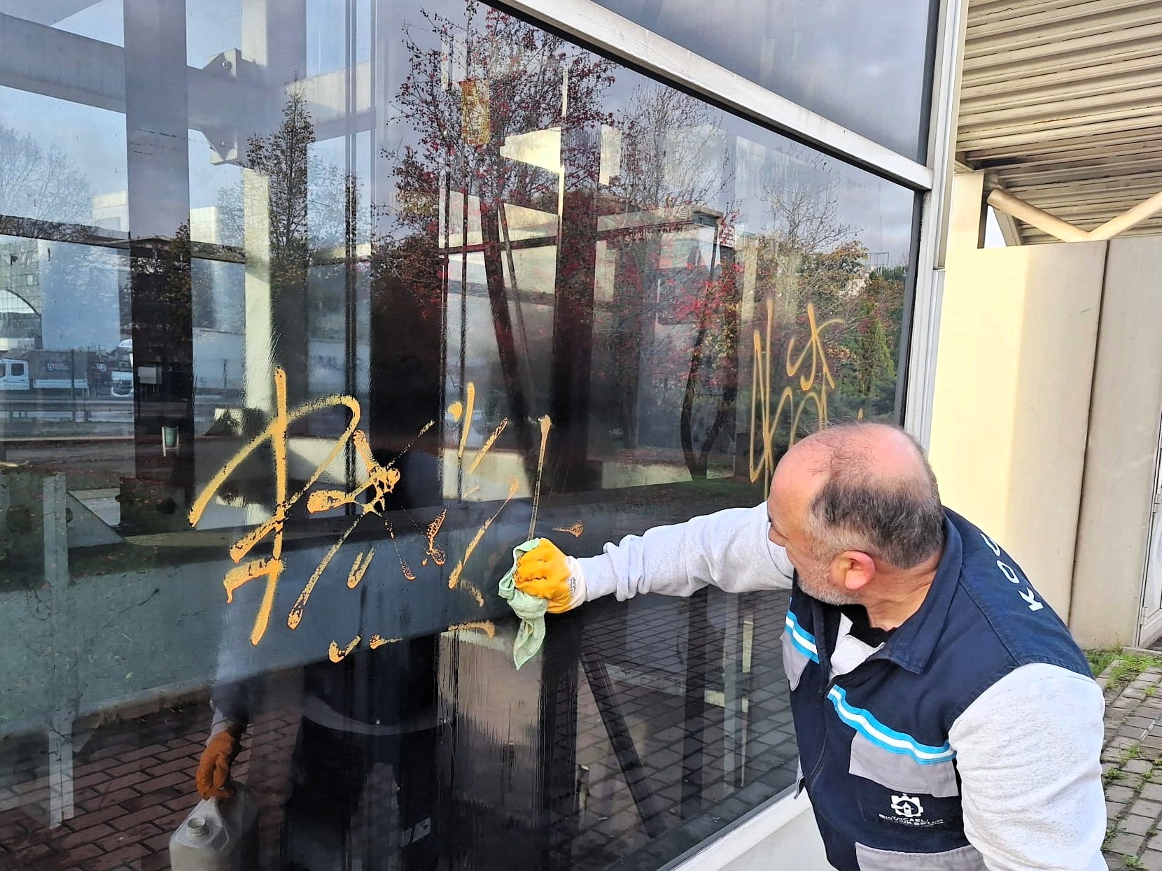 Büyükşehir’den Üst Geçit Asansörlerinde Düzenli Temizlik Mesaisi (2)