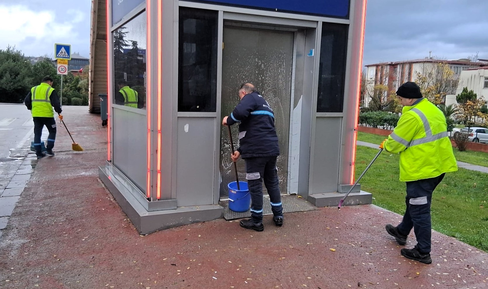 Büyükşehir’den Üst Geçit Asansörlerinde Düzenli Temizlik Mesaisi (3)