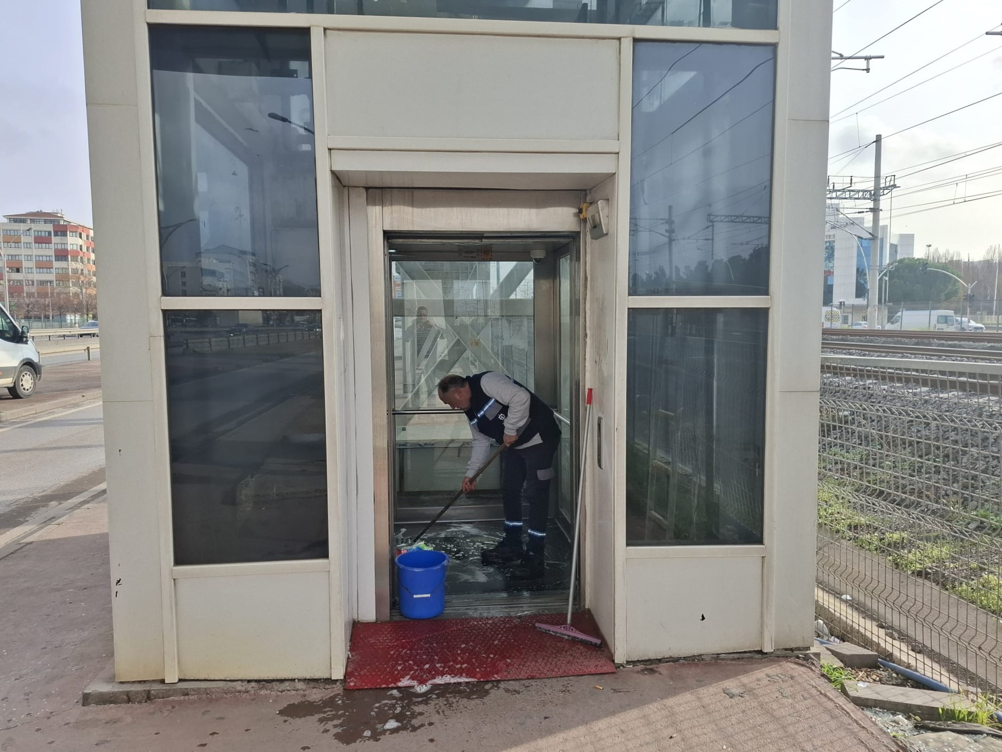 Büyükşehir’den Üst Geçit Asansörlerinde Düzenli Temizlik Mesaisi (4)