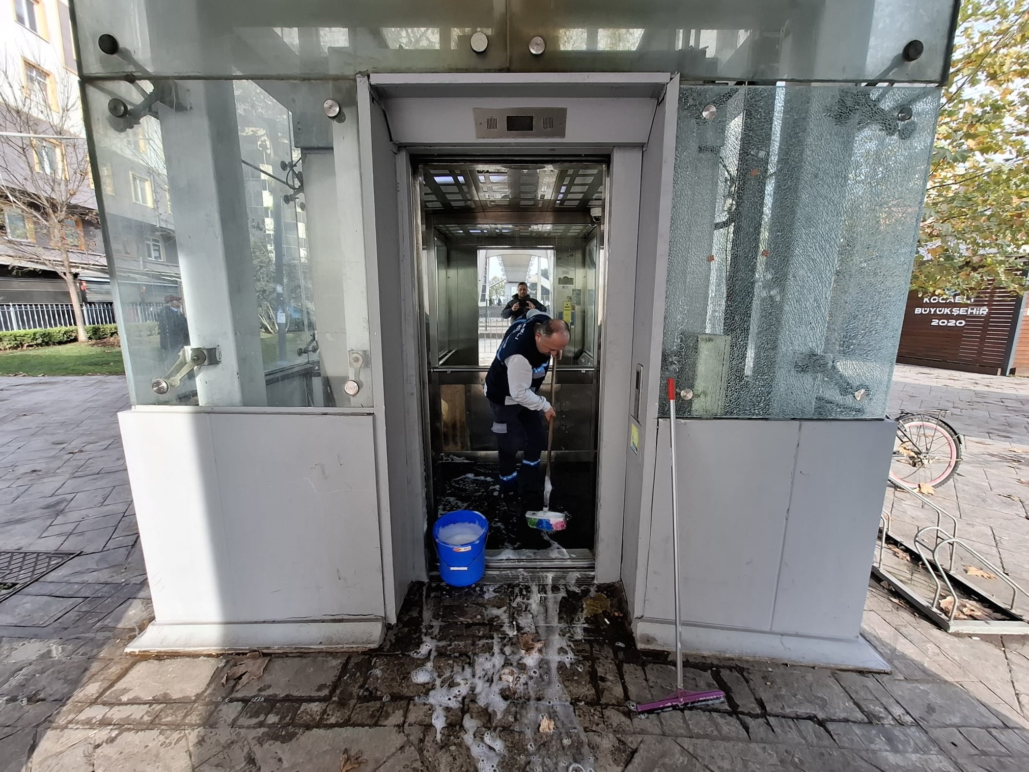 Büyükşehir’den Üst Geçit Asansörlerinde Düzenli Temizlik Mesaisi (5)