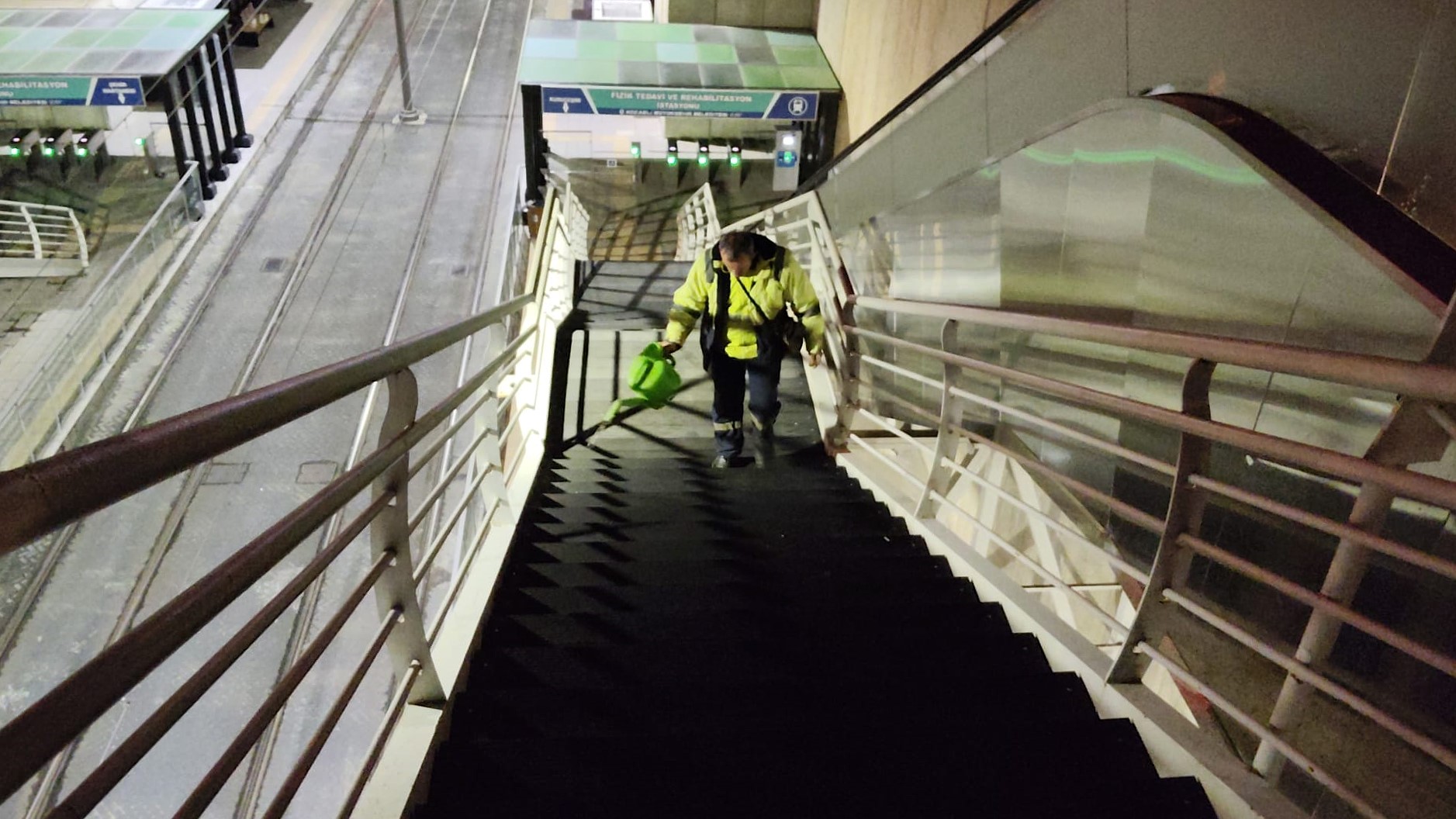 Büyükşehir'den Üst Geçitlere Buzlanma Müdahalesi (5)