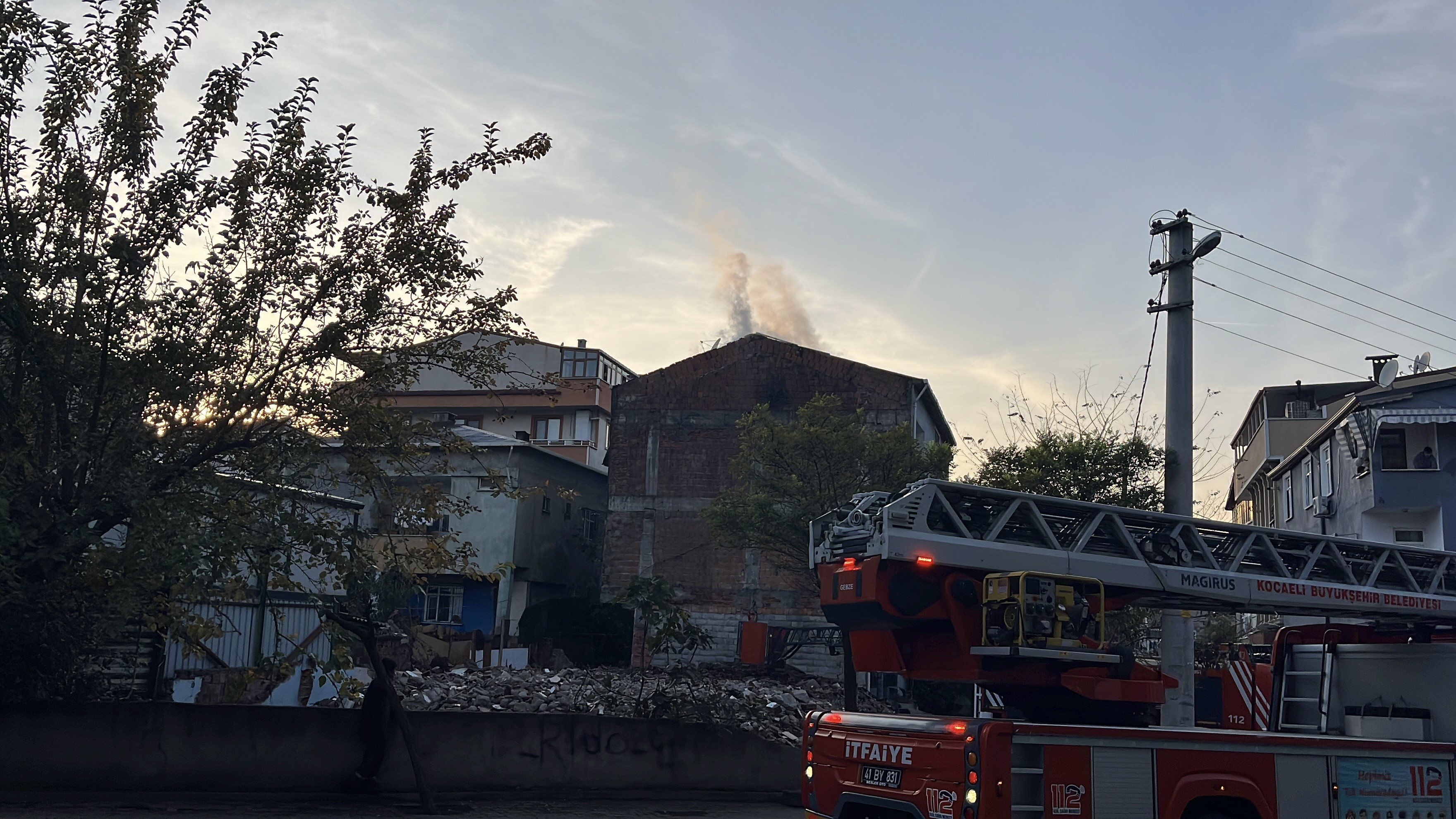 Çatı Alev Topuna Döndü! Baba Ve Oğlu Hastanelik Oldu (4)