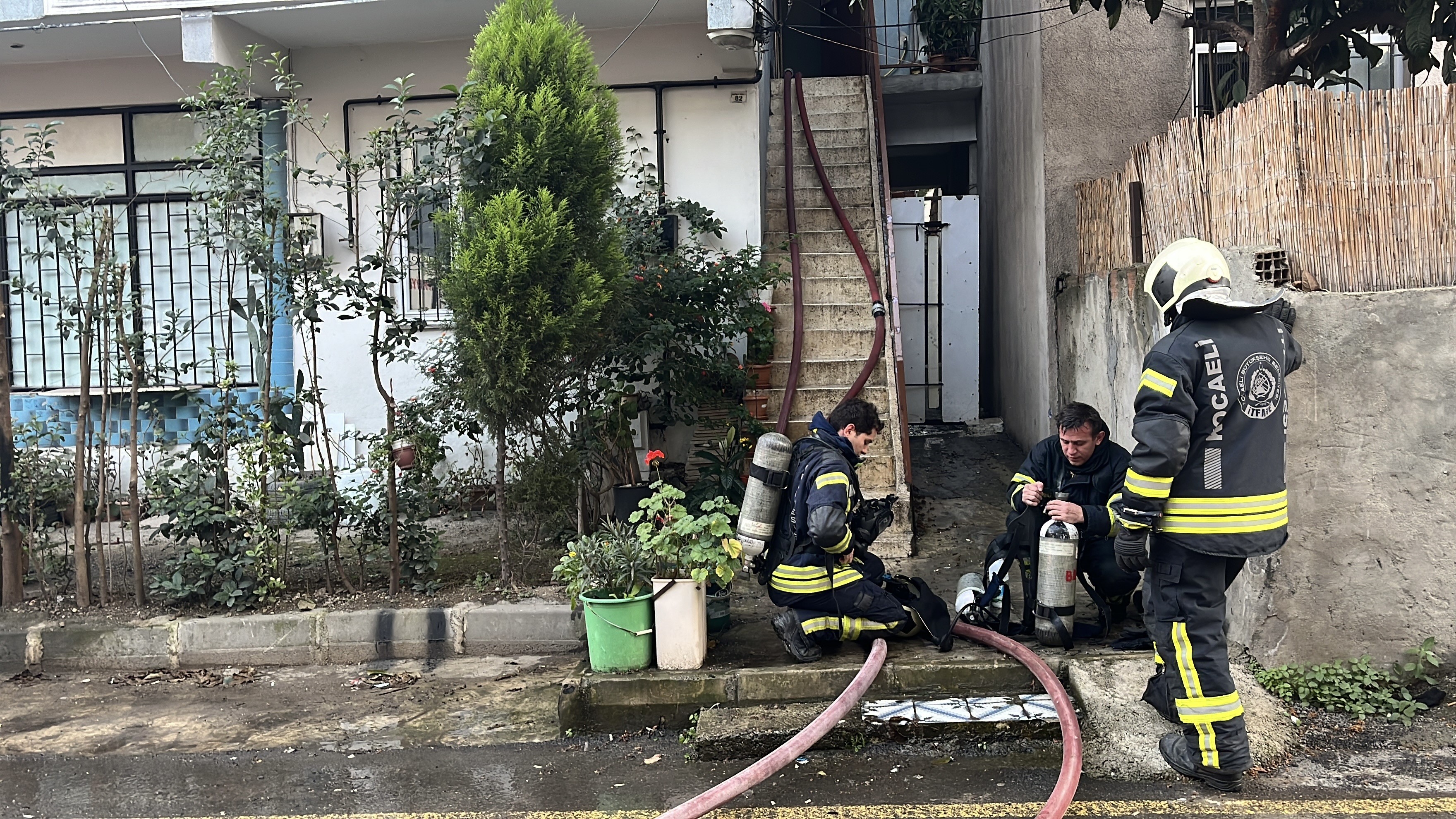 Çatı Alev Topuna Döndü! Baba Ve Oğlu Hastanelik Oldu (5)
