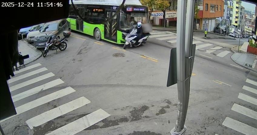 Çayırova’da Otobüs Ile Motokurye Çarpıştı! Kaza Anı Kameralara Böyle Yansıdı 01