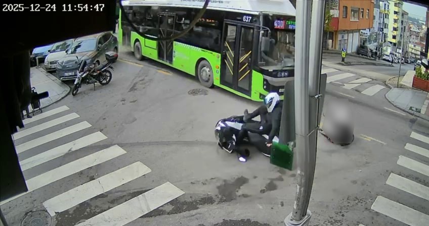 Çayırova’da Otobüs Ile Motokurye Çarpıştı! Kaza Anı Kameralara Böyle Yansıdı 02
