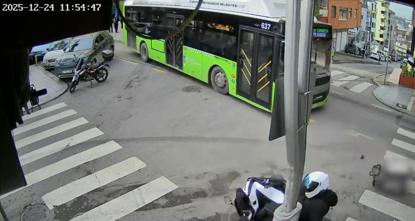 Çayırova’da Otobüs Ile Motokurye Çarpıştı! Kaza Anı Kameralara Böyle Yansıdı 03
