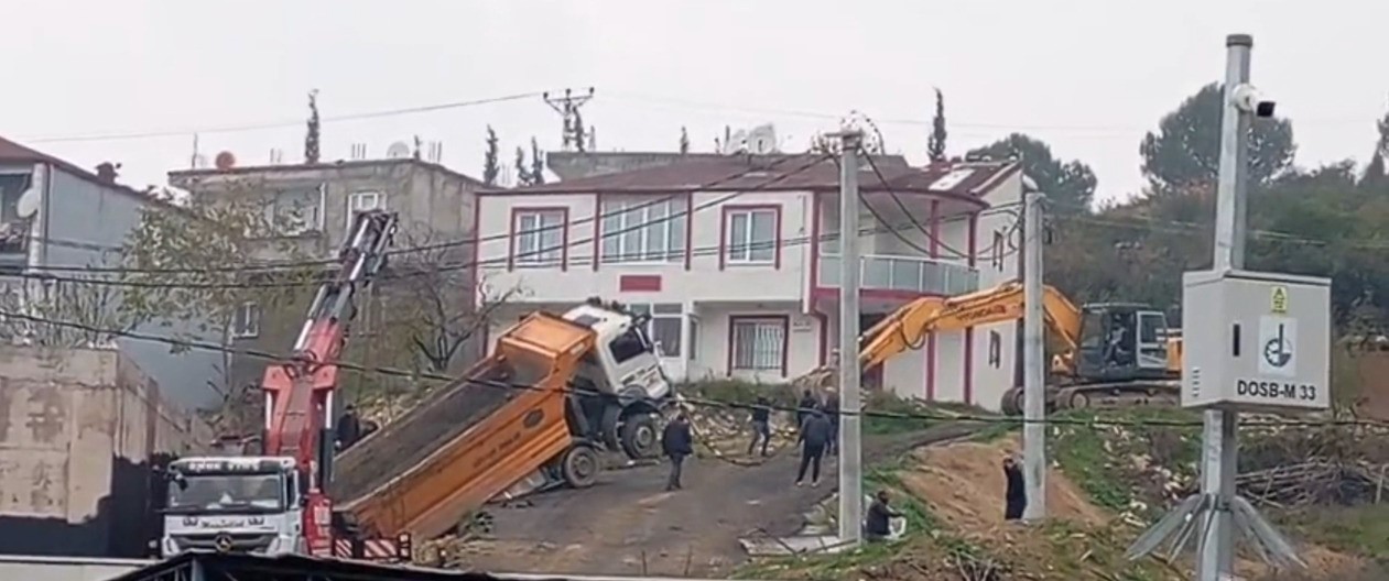 Dilovası'nda Korku Dolu Anlar! Hafriyat Kamyonunu Vinç Kurtardı 01