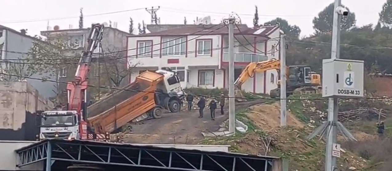 Dilovası'nda Korku Dolu Anlar! Hafriyat Kamyonunu Vinç Kurtardı 02