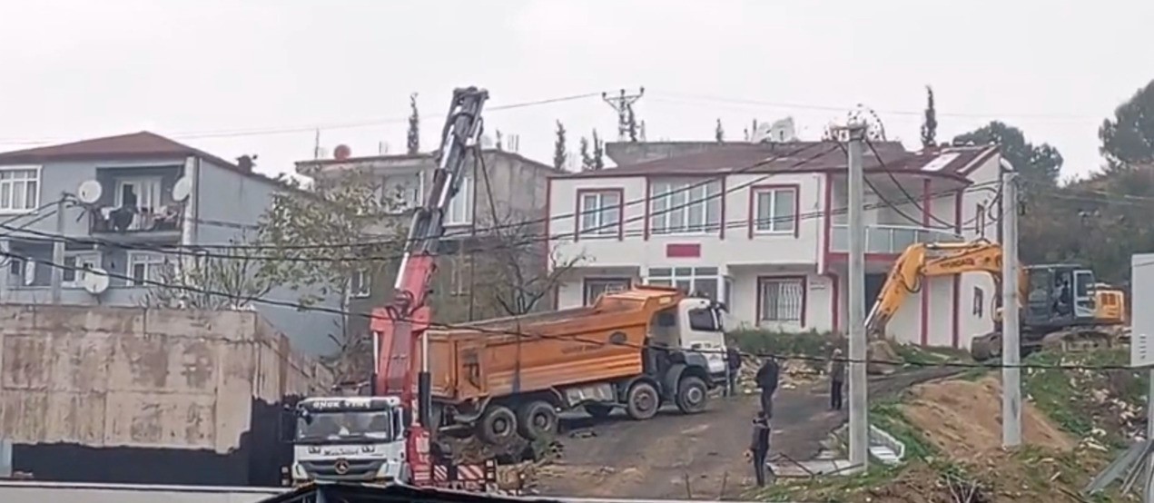 Dilovası'nda Korku Dolu Anlar! Hafriyat Kamyonunu Vinç Kurtardı 03