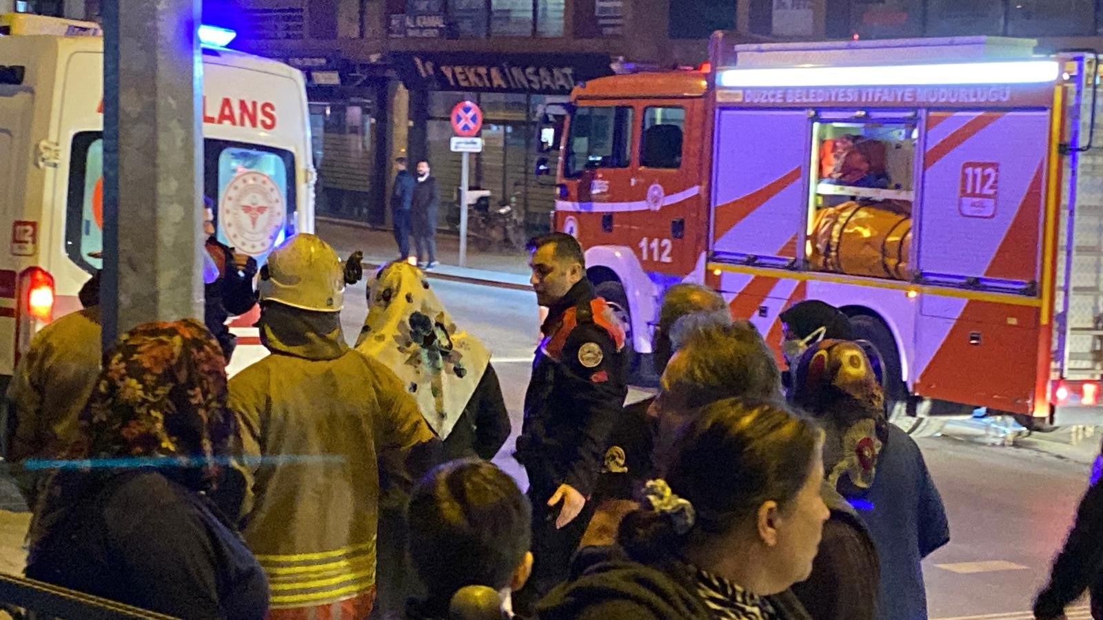 Düzce’de Köprüye Çıkan Genç Kadın Son Anda Kurtarıldı (1)