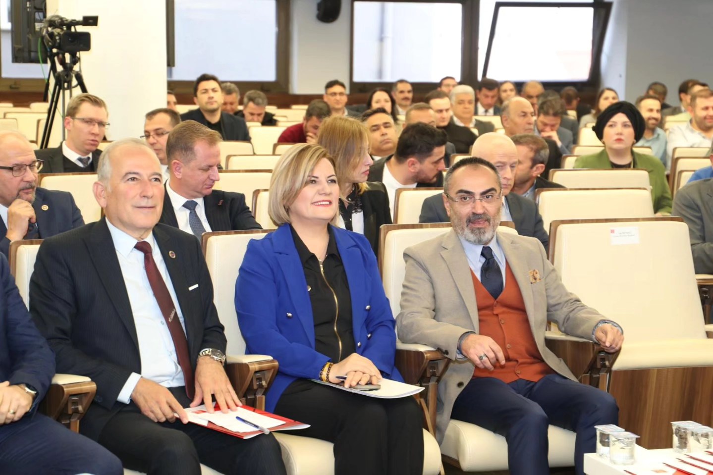 Fatma Baskan'dan Adaletsiz Pay Dagilimina Karsi Kanun Teklifi Önerisi (2)