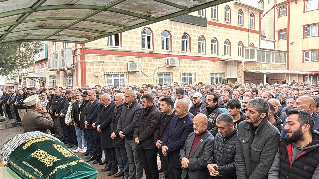 Gebze’de İşçi Servisinin Çarptığı 10 Yaşındaki Çocuk Son Yolculuğuna Uğurlandı (1)