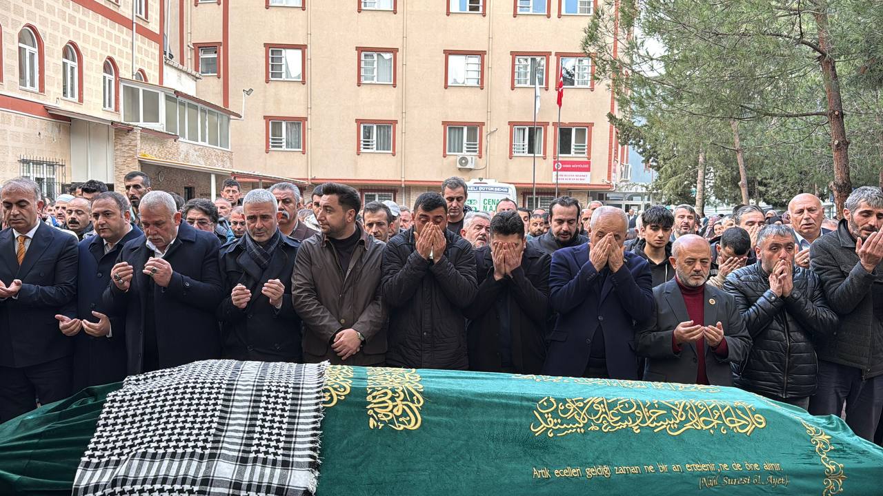 Gebze’de İşçi Servisinin Çarptığı 10 Yaşındaki Çocuk Son Yolculuğuna Uğurlandı (4)