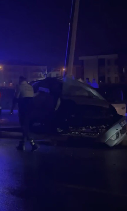 Gece Yarısı Faciası! 23 Yaşındaki Genç Direğe Çarparak Can Verdi (1)