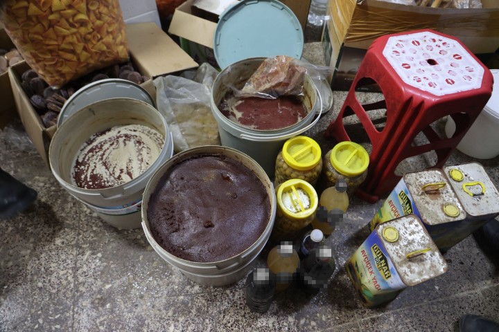 Gıda Denetiminde Korkunç Manzara! Yerde Ölü Fareler, Raflarda Tarihi Geçmiş Ürünler (1)