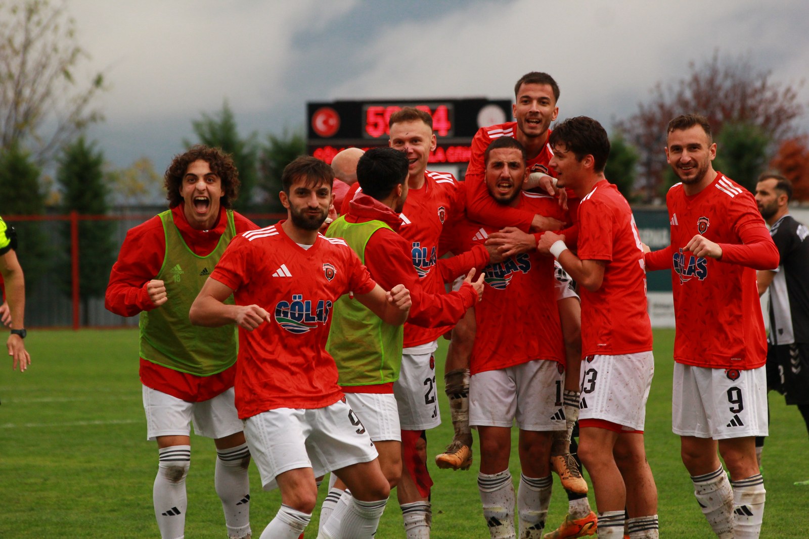 Gölcükspor Evinde Şampiyon Gibi 1