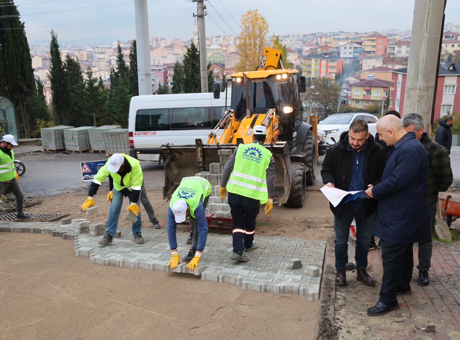 Isu Tarafından Tamamlanan Altyapı Yatırımlarının Ardından Gebze Belediyesi Ekipleri, Adem Yavuz Mahallesi’nde Asfalt, Parke Ve Kaldırım Çalışmalarını Hızla Sürdürüyor (4)
