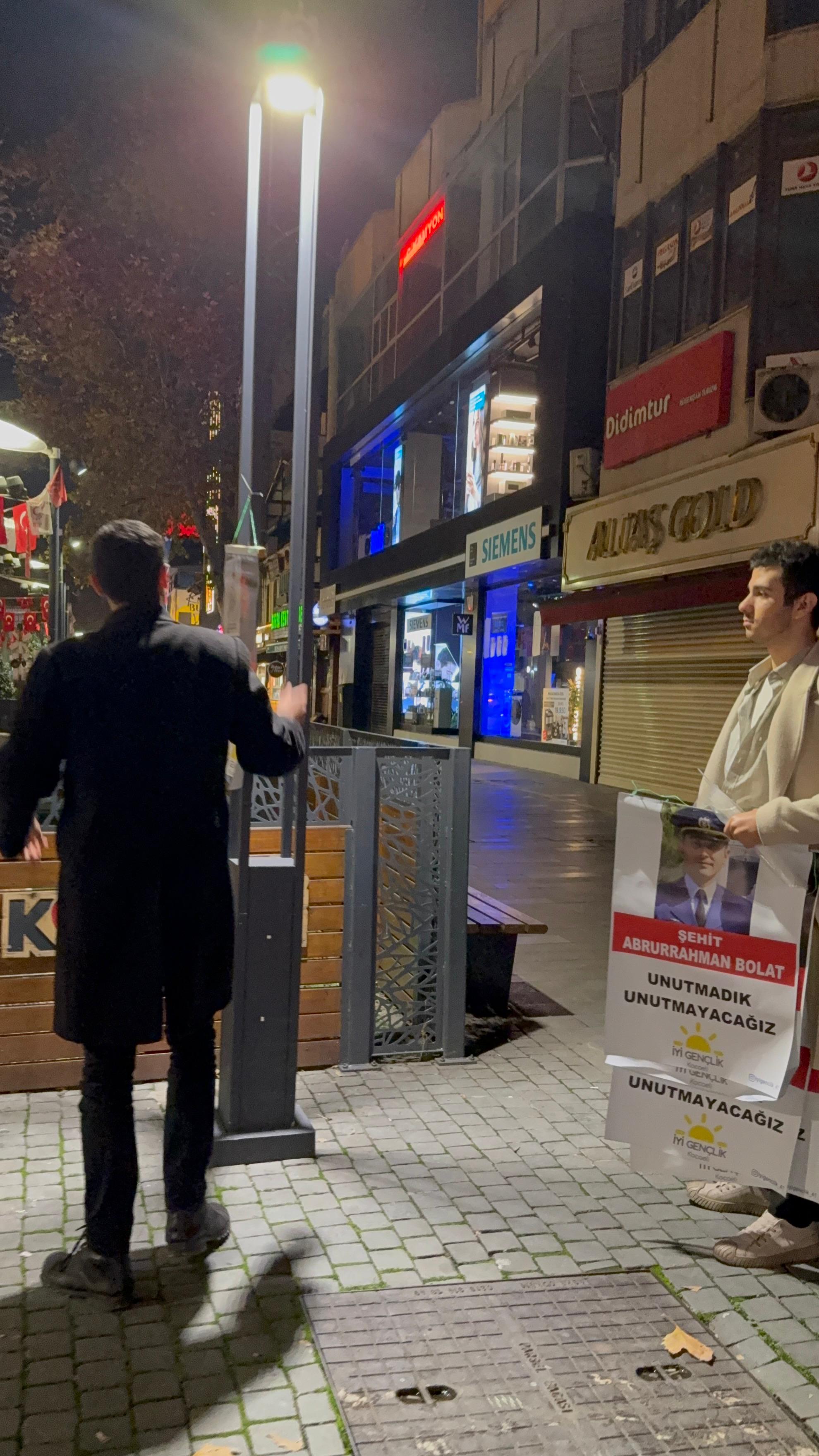 İyi̇ Partili Gençlerden Tepki! Terörist Posterlerine Sessiz, Şehit Anısına Alerjili 3