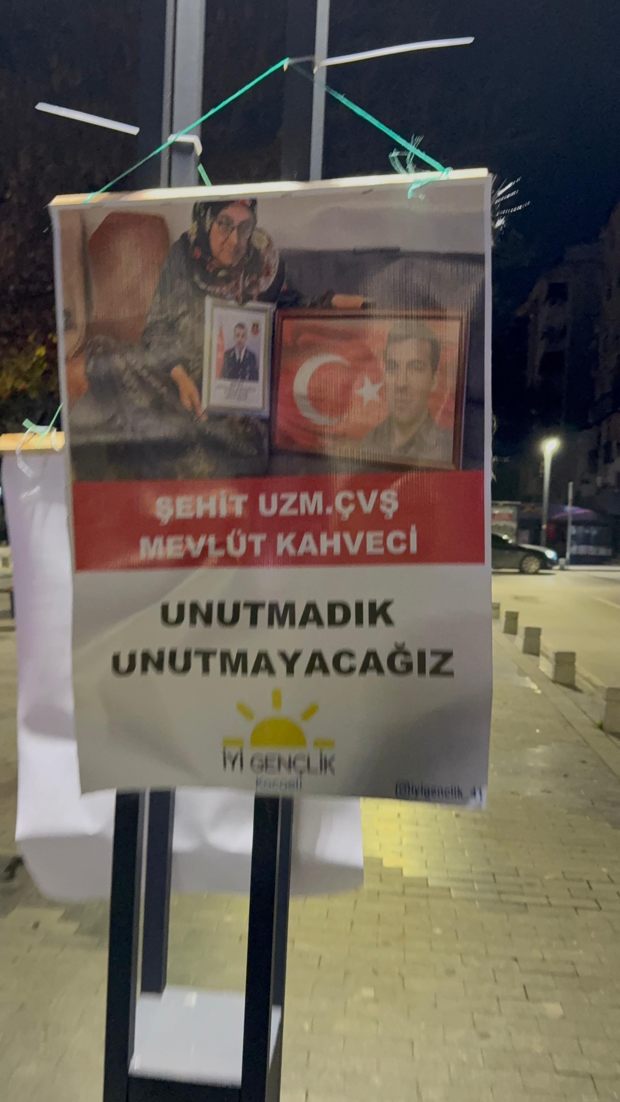 İyi̇ Partili Gençlerden Tepki! Terörist Posterlerine Sessiz, Şehit Anısına Alerjili 5