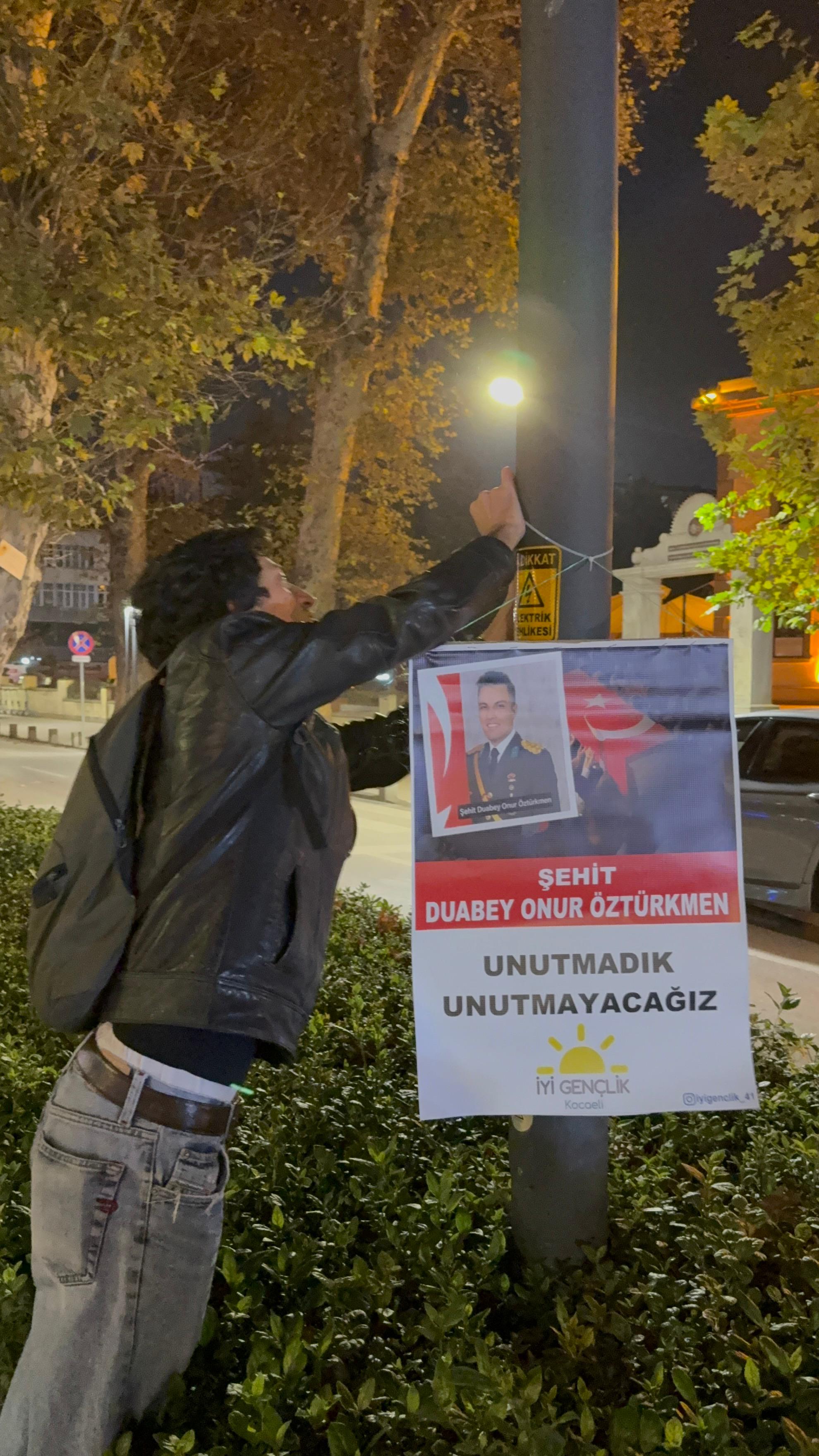 İyi̇ Partili Gençlerden Tepki! Terörist Posterlerine Sessiz, Şehit Anısına Alerjili 7