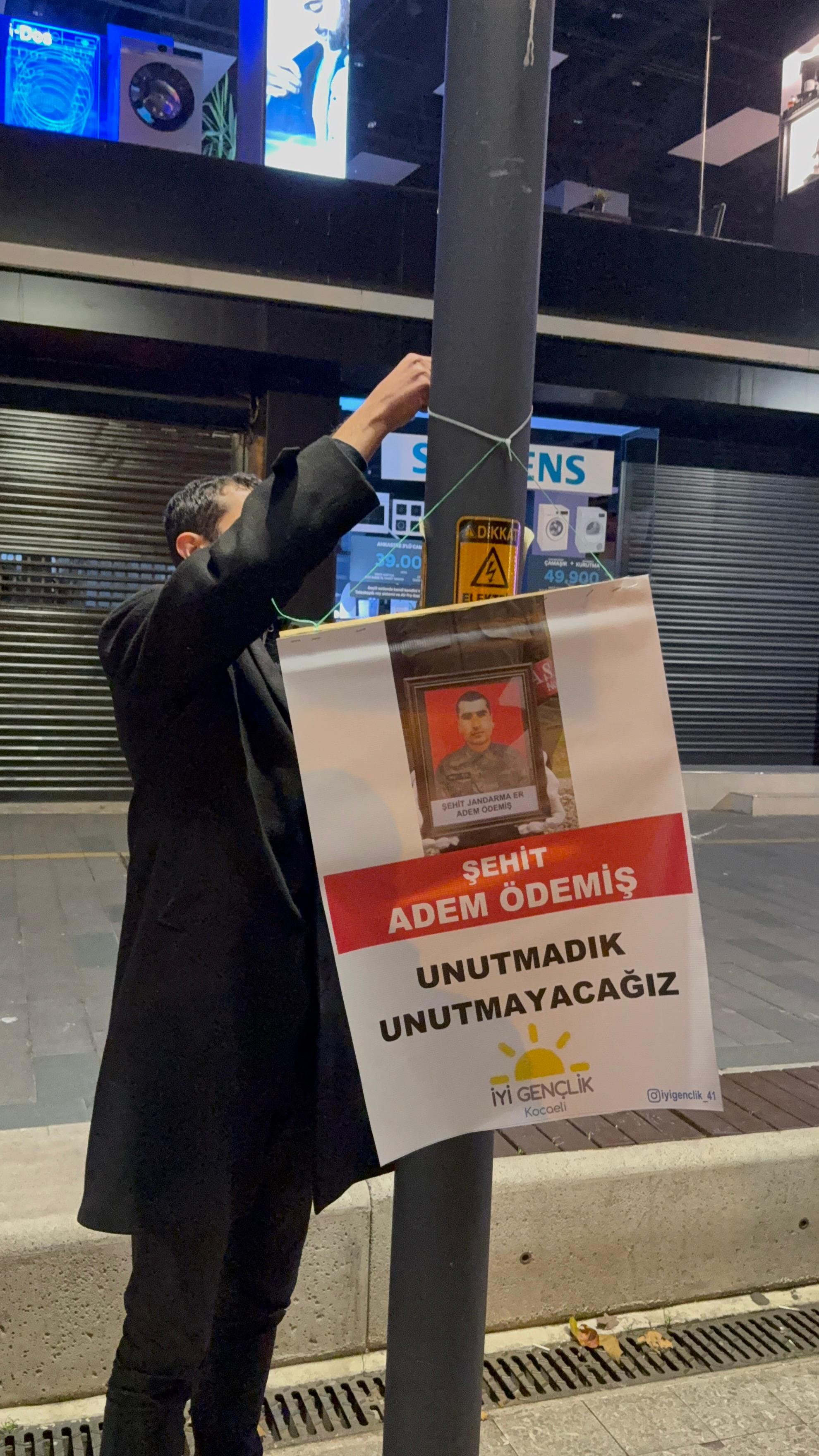 İyi̇ Partili Gençlerden Tepki! Terörist Posterlerine Sessiz, Şehit Anısına Alerjili 8