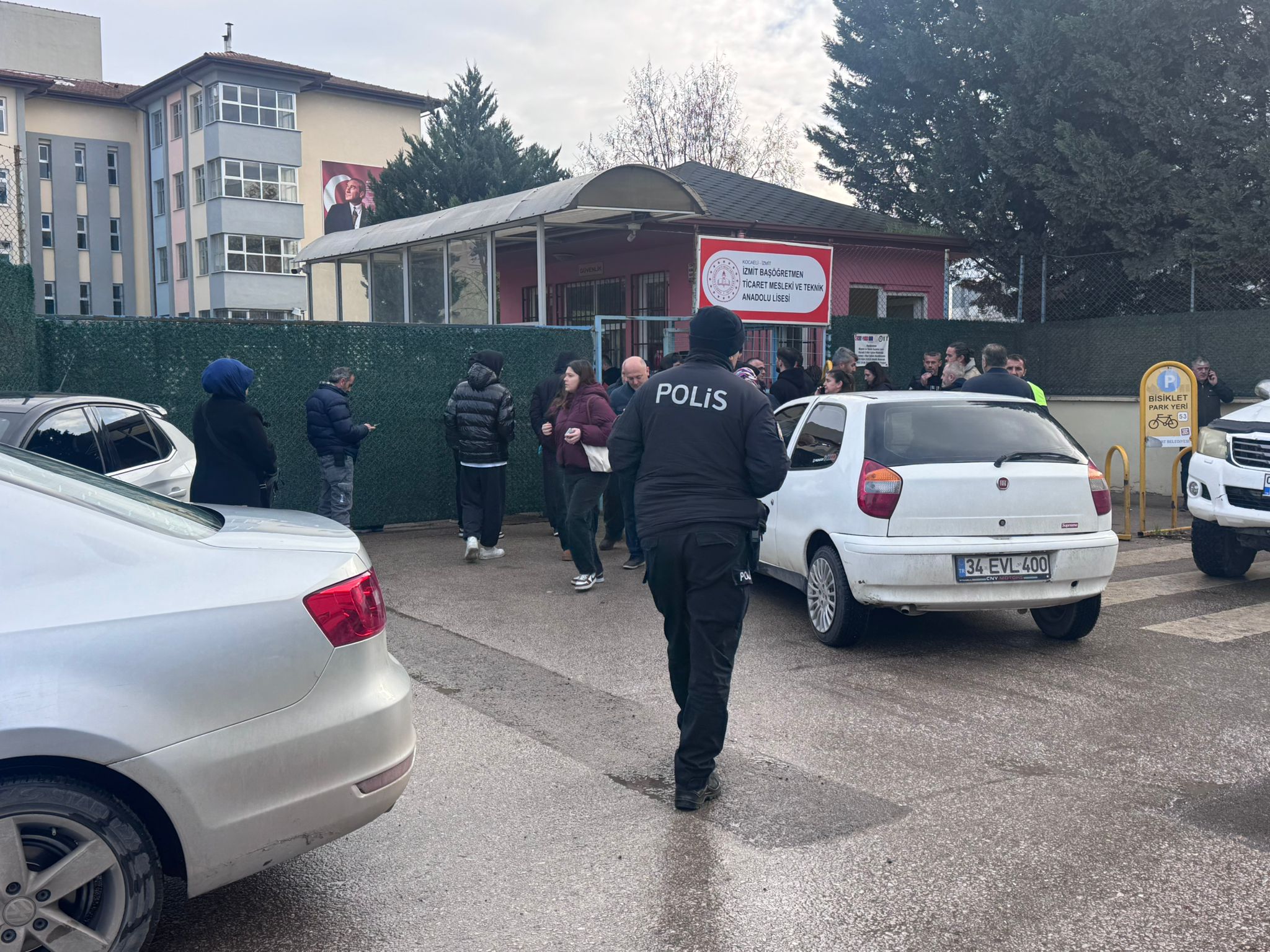 İzmit Başöğretmen Lisesi’nde Baba Silahla Okula Girdi, Rehine Krizi Çıktı! 1