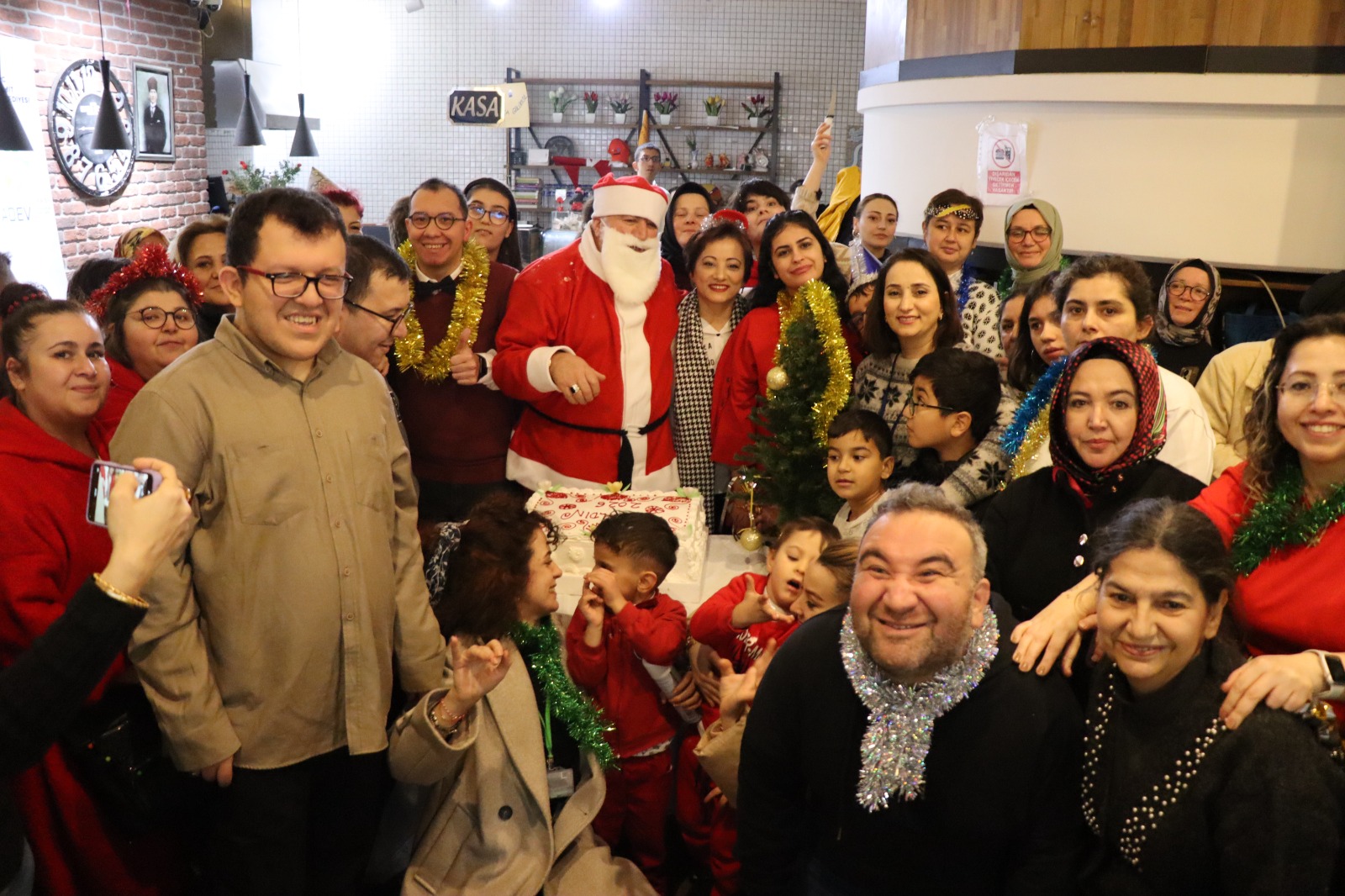 İzmit Belediyesi Down Cafe’de Engelsiz Yılbaşı Coşkusu 4