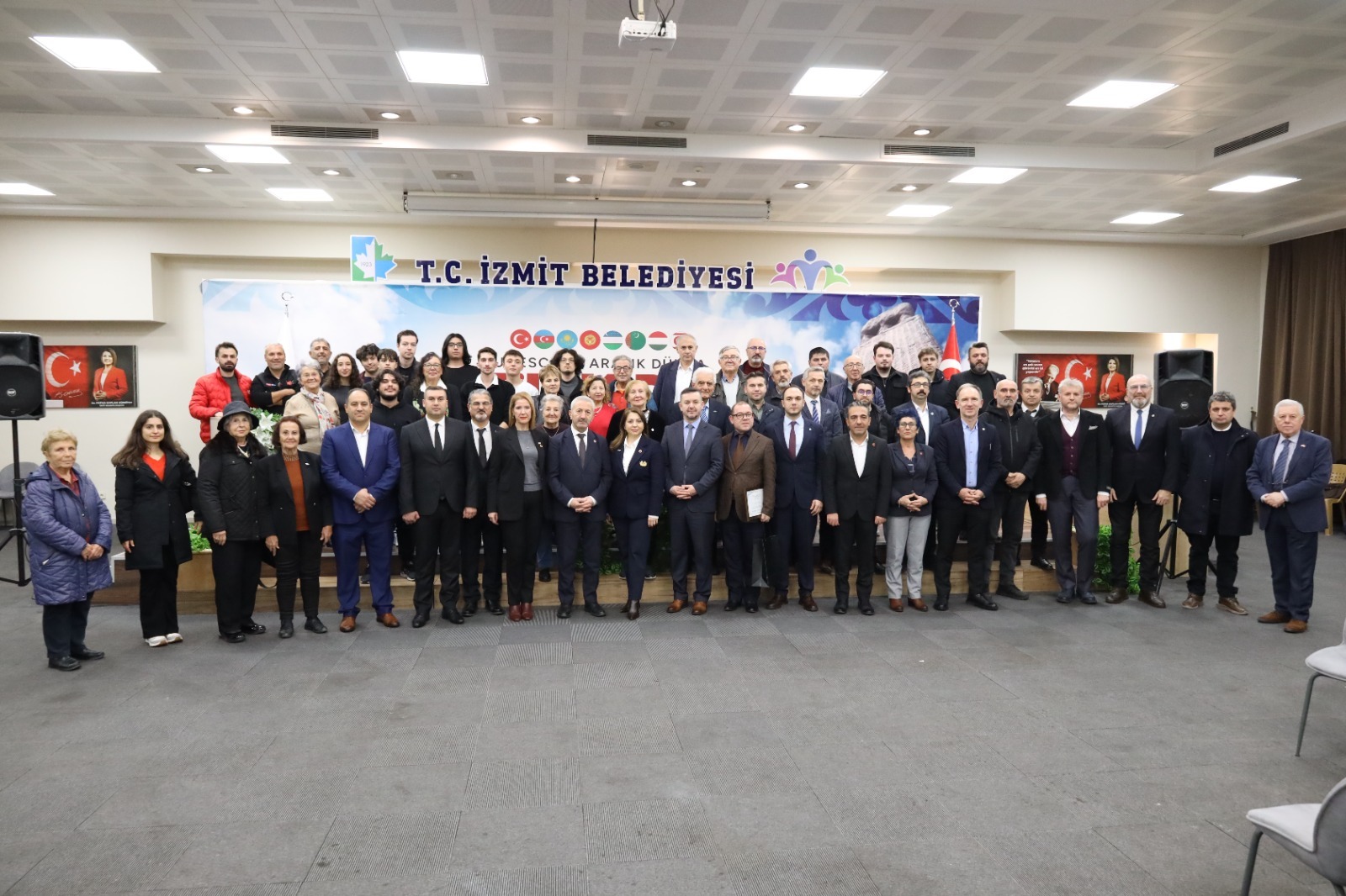 Izmit'te Dünya Türk Dili Ailesi Günü Anlamli Bir Programla Kutlandi (2)