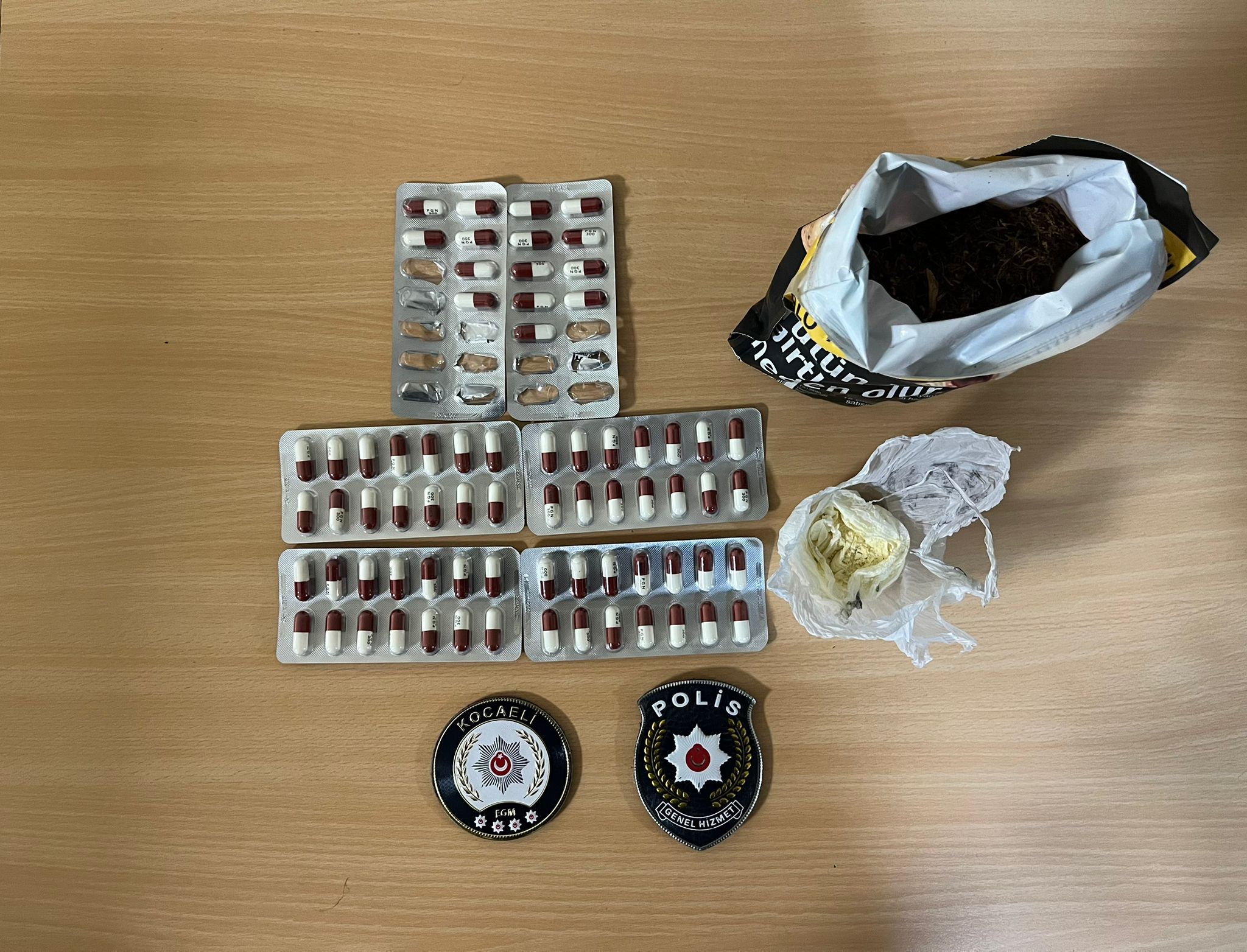 İzmit'te Düzenlenen Operasyonda 120 Gramdan Fazla Uyuşturucu Madde Ve 71 Adet Sentetik Hap Ele Geçirildi. 3 Şüpheli Gözaltına Alındı-1