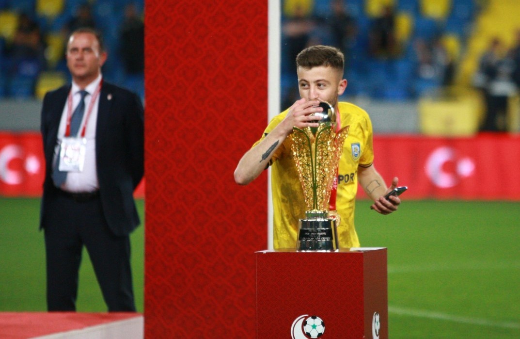 İzmit’te Gece Yarısı Silahlar Patladı! Yaralılardan Birisi Futbolcu Uğurcan Bekçi (1)