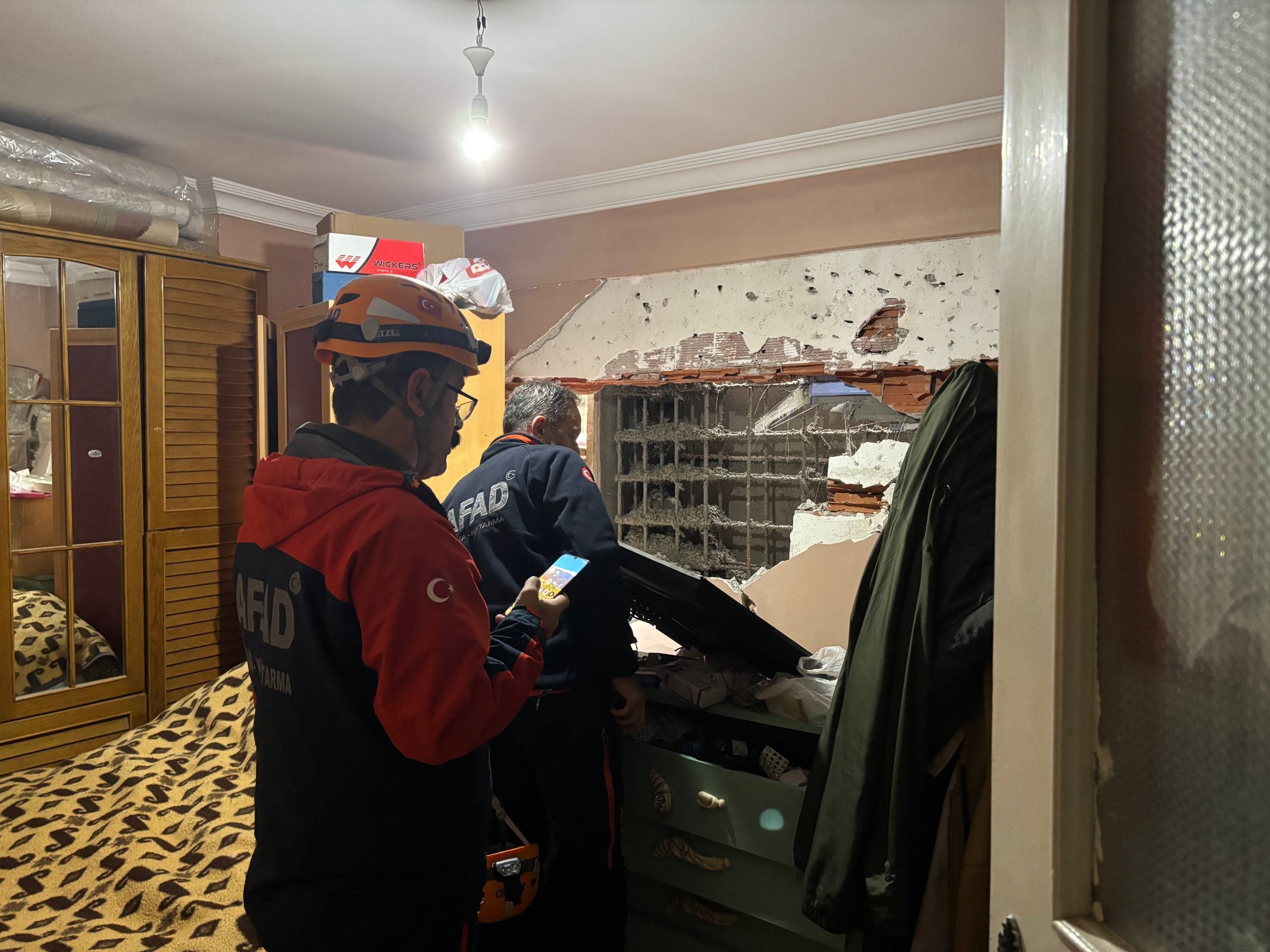 İzmit’te İnşaat Skandalı Dairenin Duvarı Yıkıldı, Yatak Odası Betona Gömüldü! (3)