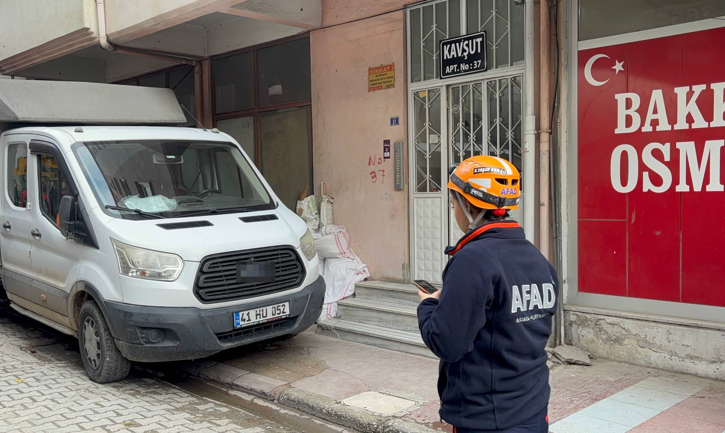 İzmit’te İnşaat Skandalı Dairenin Duvarı Yıkıldı, Yatak Odası Betona Gömüldü! (4)
