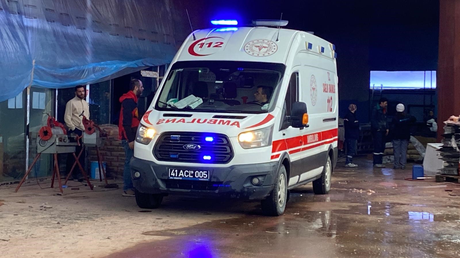 İzmit'te İşçi 3 Metreden Boş Akvaryuma Düştü 01